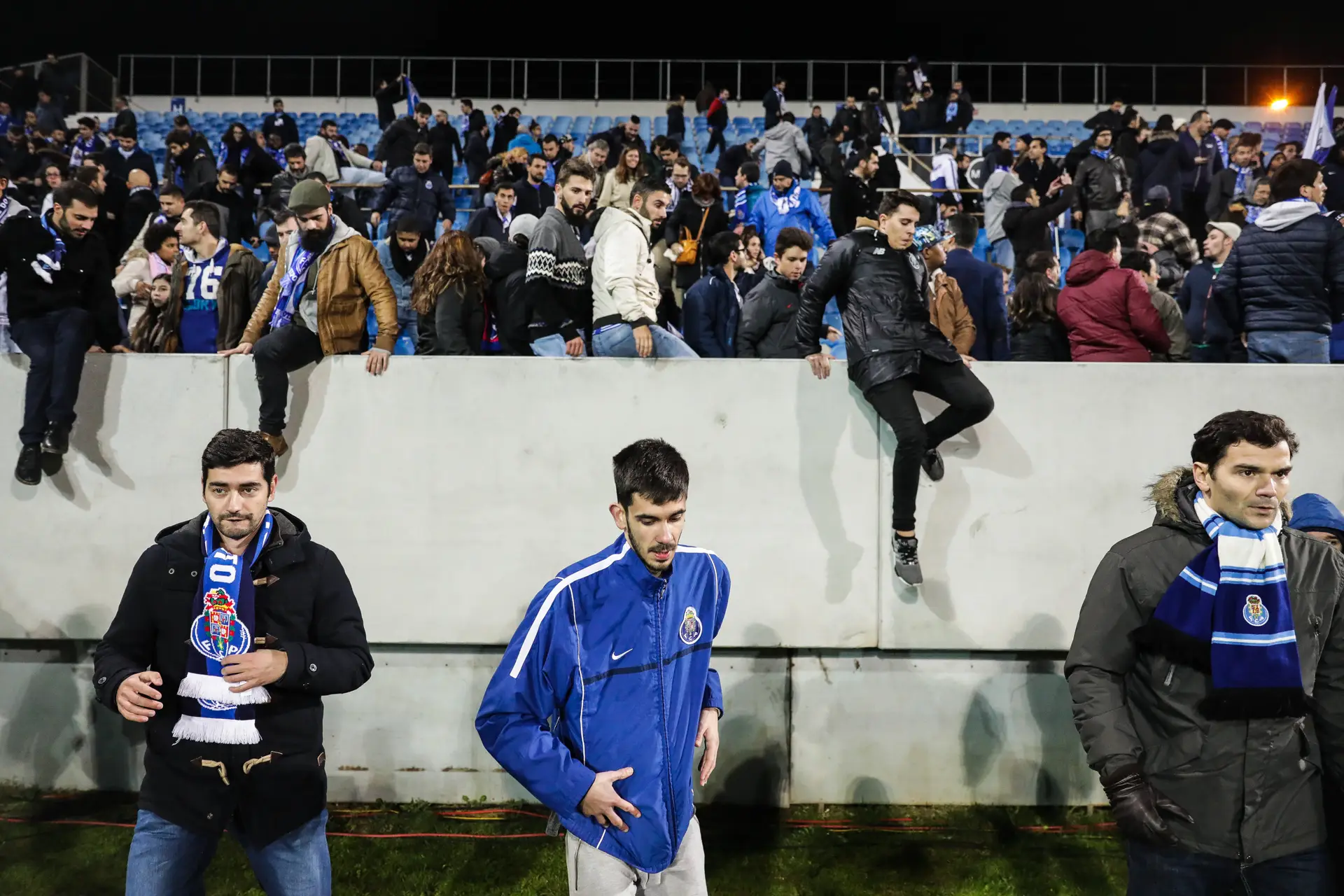 Segunda parte do Estoril-FC Porto cancelada após evacuação de bancada