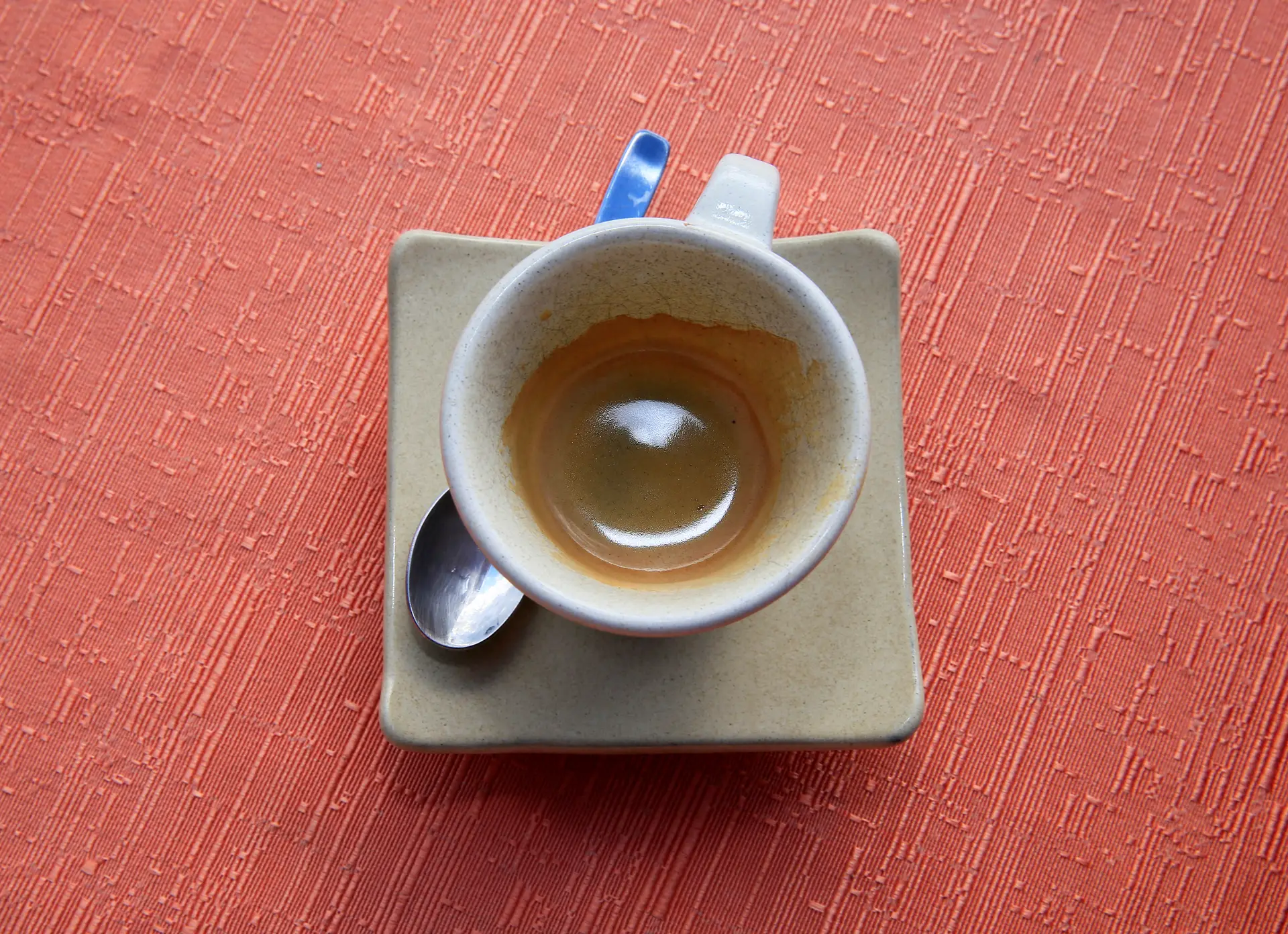 Dois a três cafés por dia ajudam a proteger os olhos