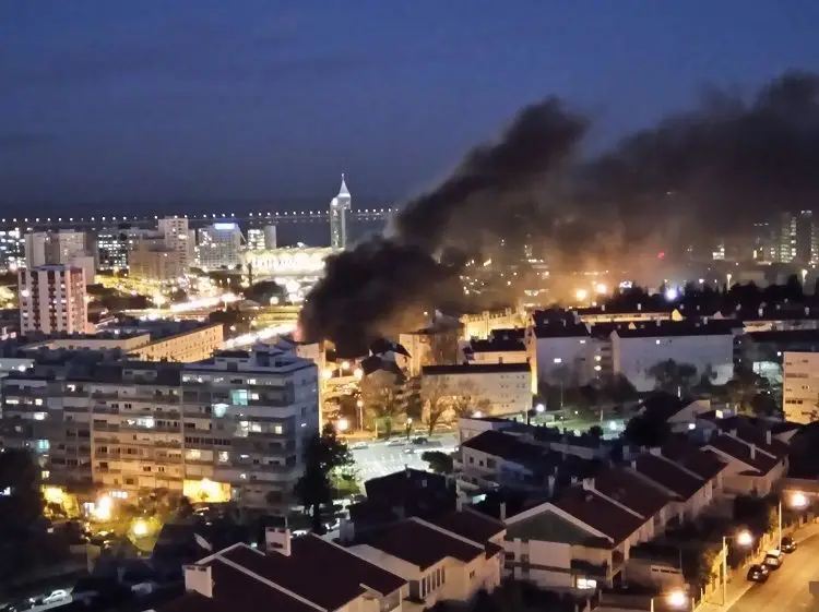 Sic Noticias Incendio De Grandes Proporcoes Numa Loja Em Lisboa