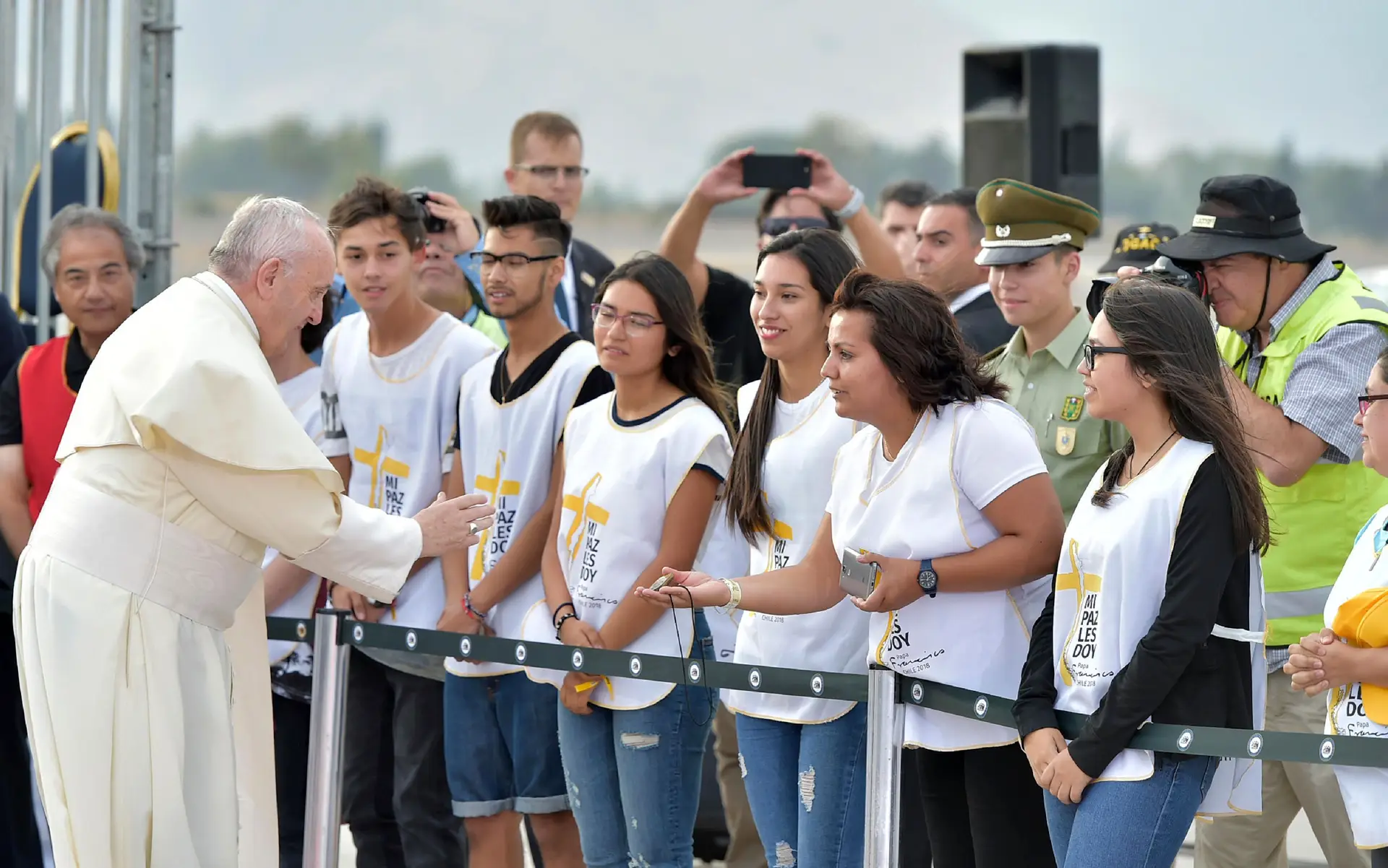 Papa rompe protocolo para saudar fiéis em Santiago do Chile