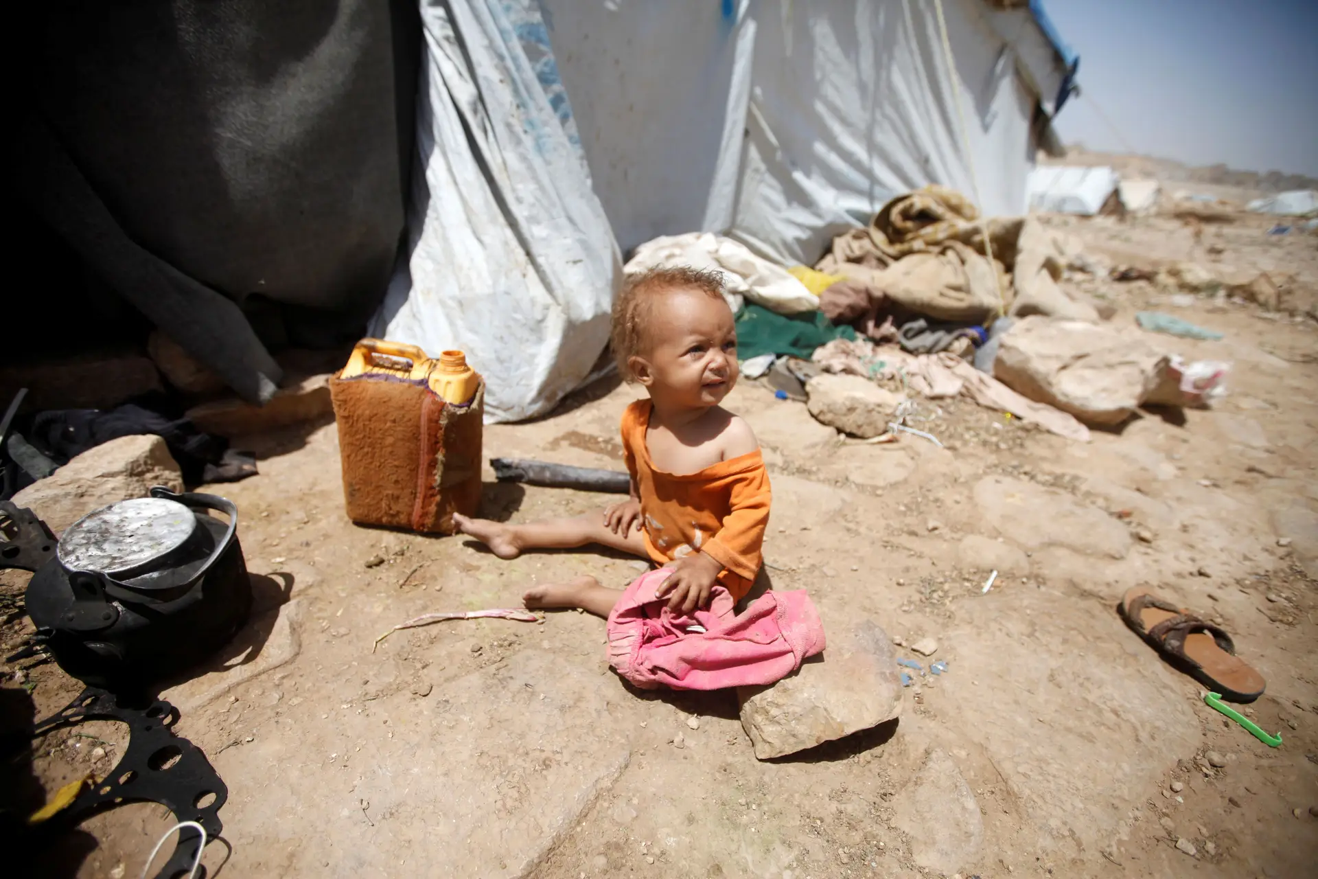 Criança iemenita num campo de refugiados no noroeste do país