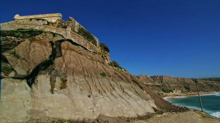 Forte em risco de derrocada por erosão da arriba na praia de Paimogo, Lourinhã