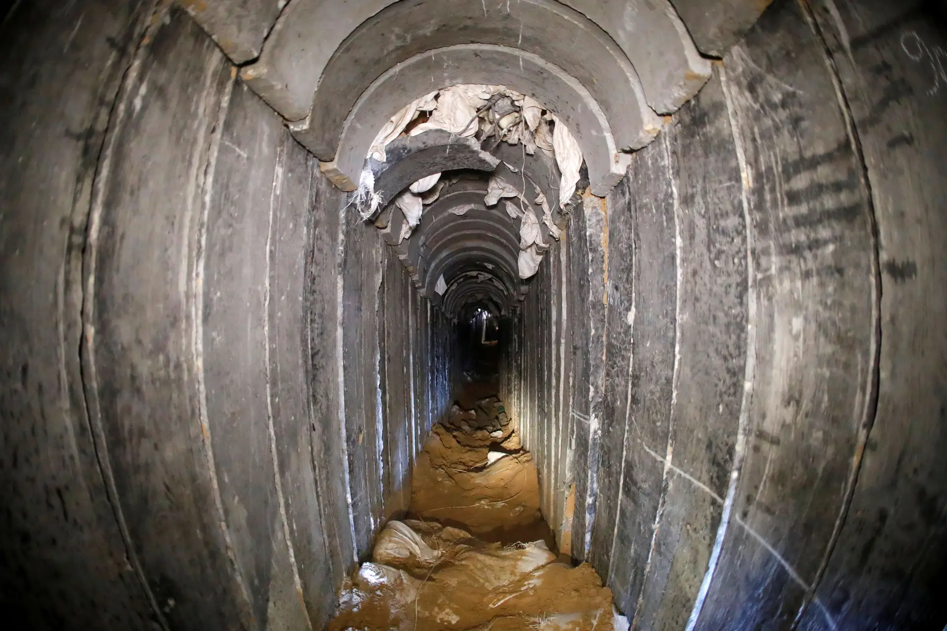 O interior de um túnel que liga Gaza a Israel e que, segundo o exército israelita, era usado por palestinianos para chegarem a território israelita.