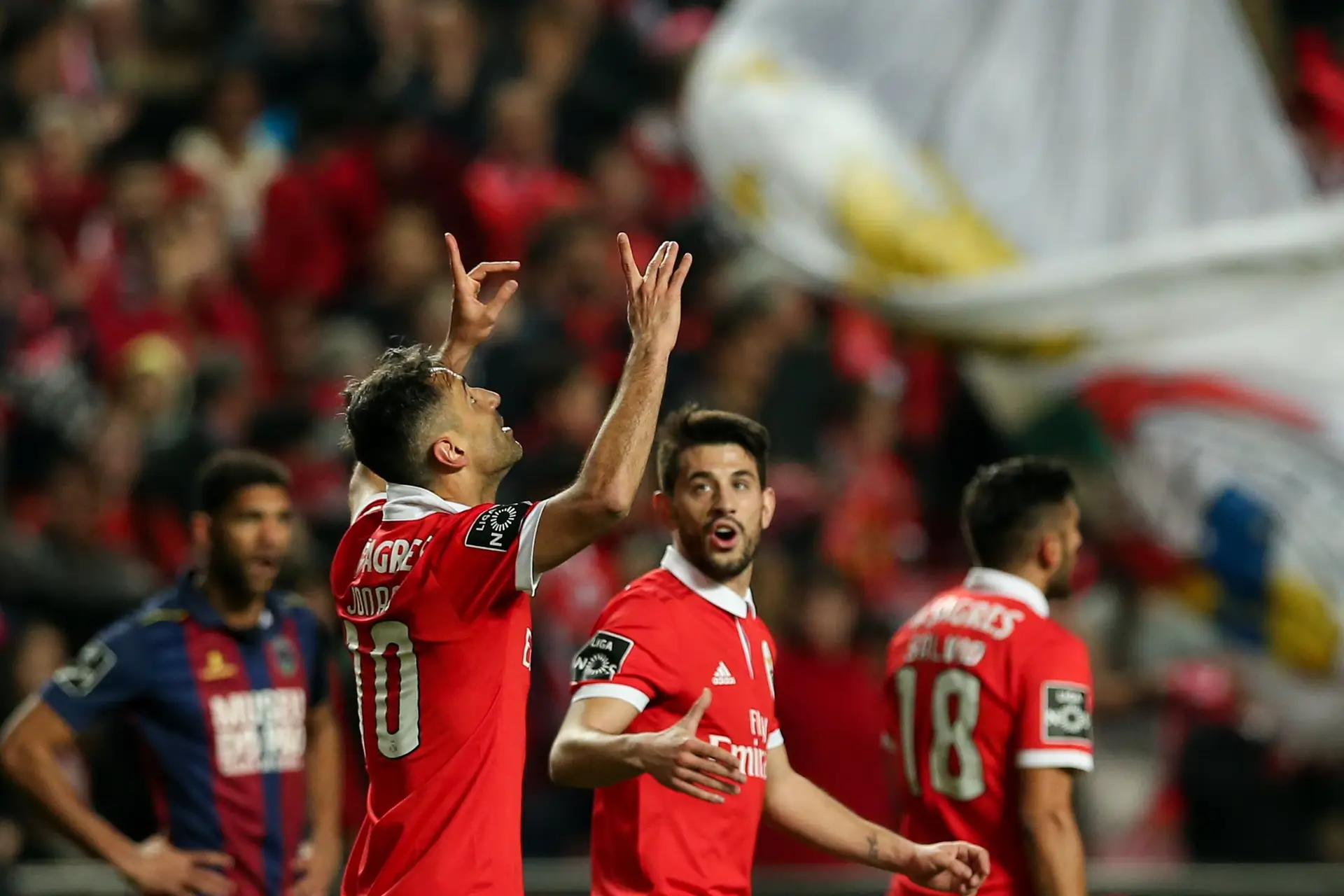 Benfica vence Chaves e fica a um ponto do Sporting