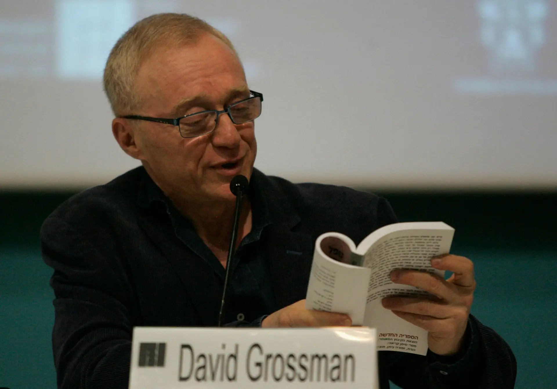 Escritor israelita David Grossman acusa Israel de genocídio em Gaza