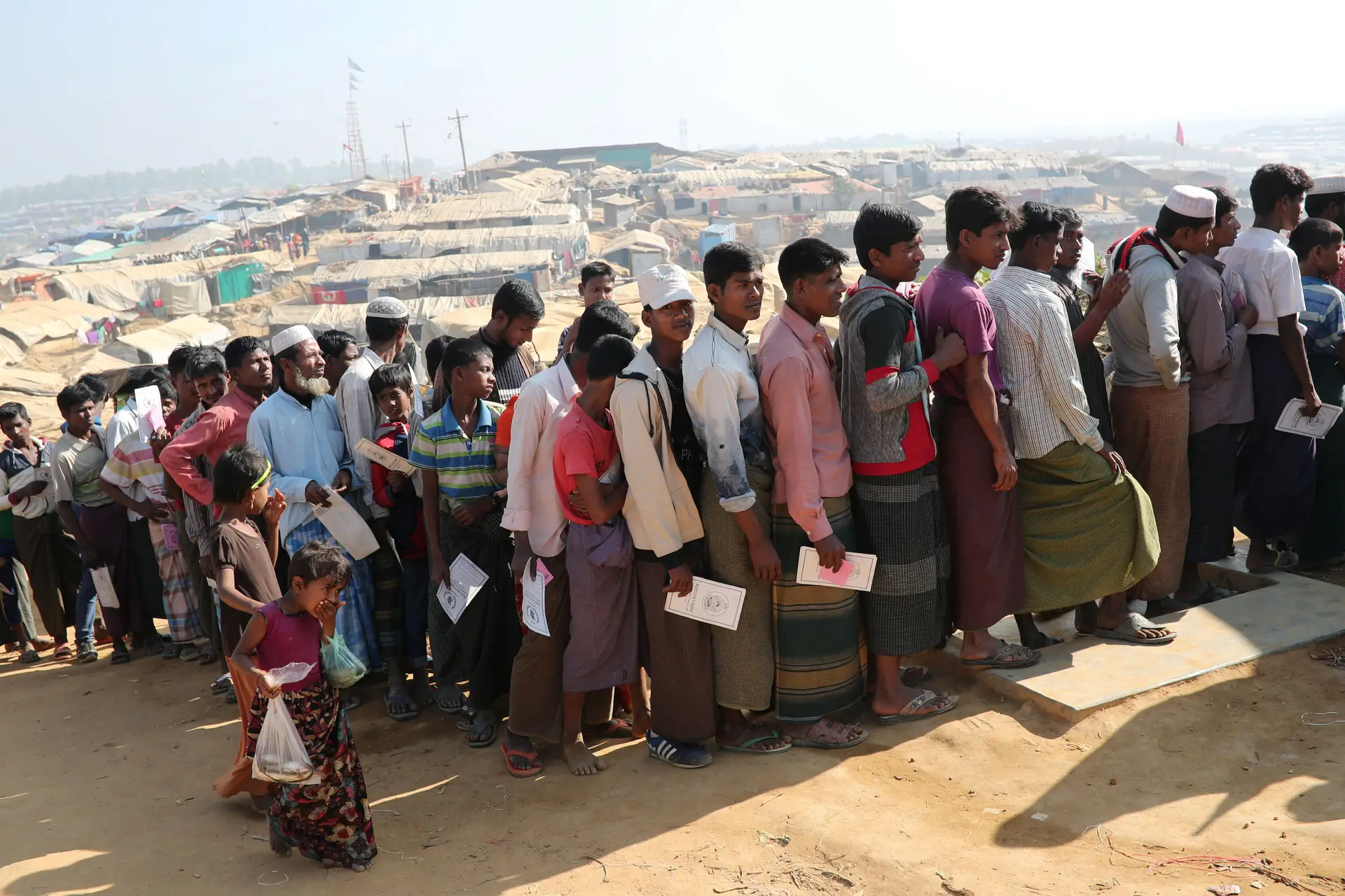 Refugiados Rohingya num campo de refugiados em Bangladesh.