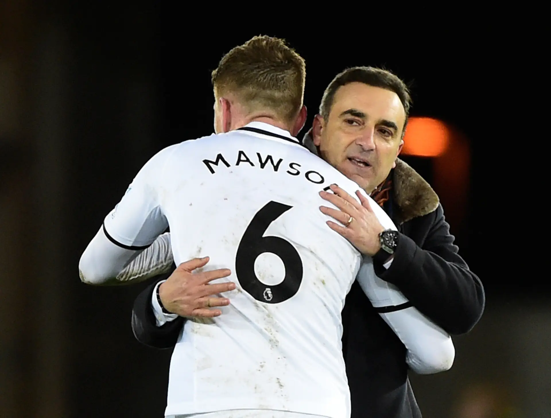 O abraço de Carvalhal ao defesa Alfie Mawson, autor do único golo do encontro.