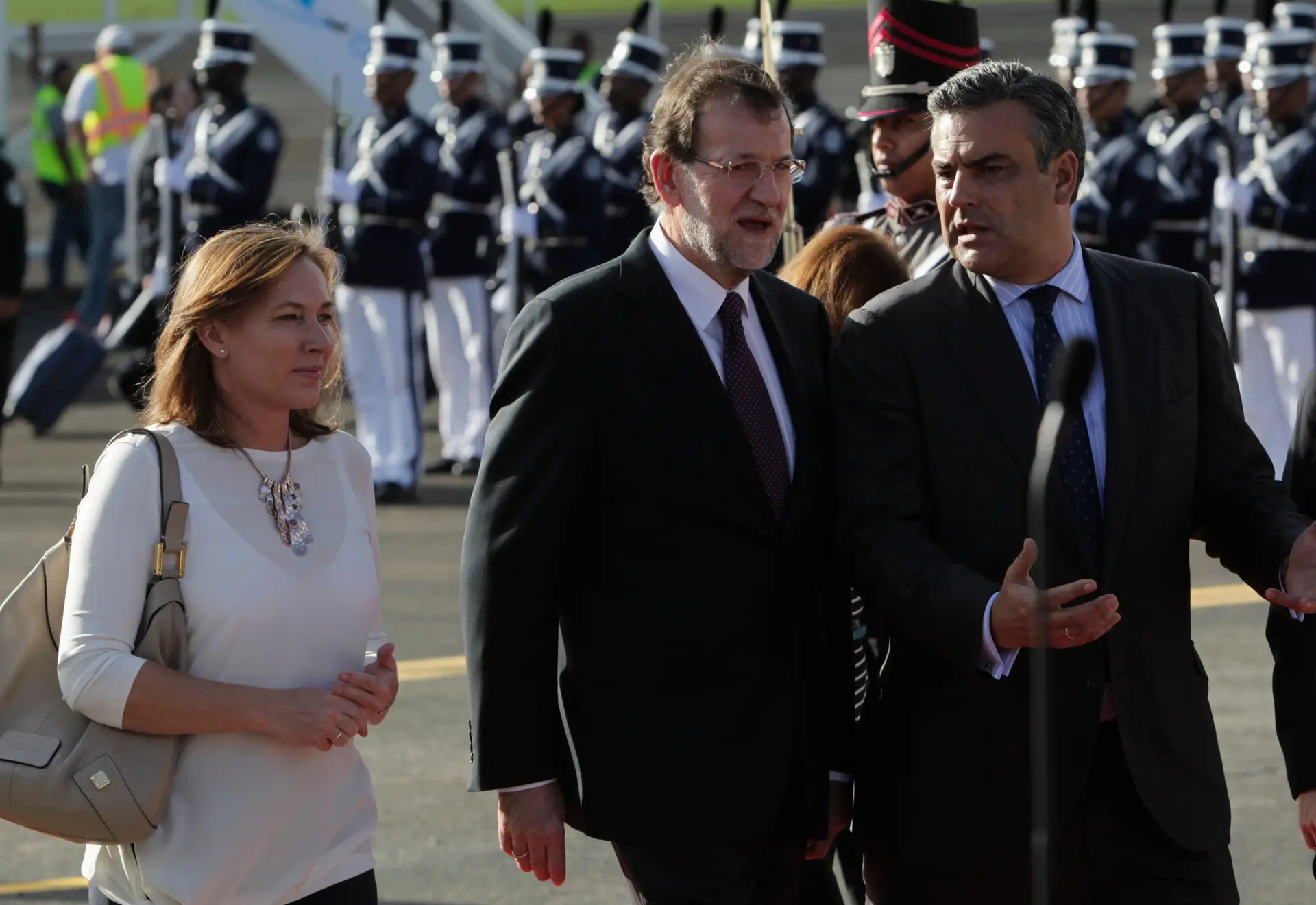 O embaixador Jose Silva Fernandez (direita), com Mariano Rajoy e a esposa.
