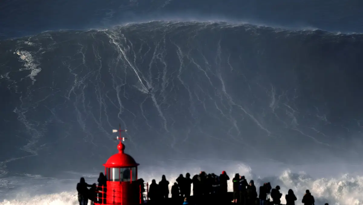 Sebastian Steudtner, da Alemanha, a surfar uma onda gigante na Praia do Norte, na Nazaré.