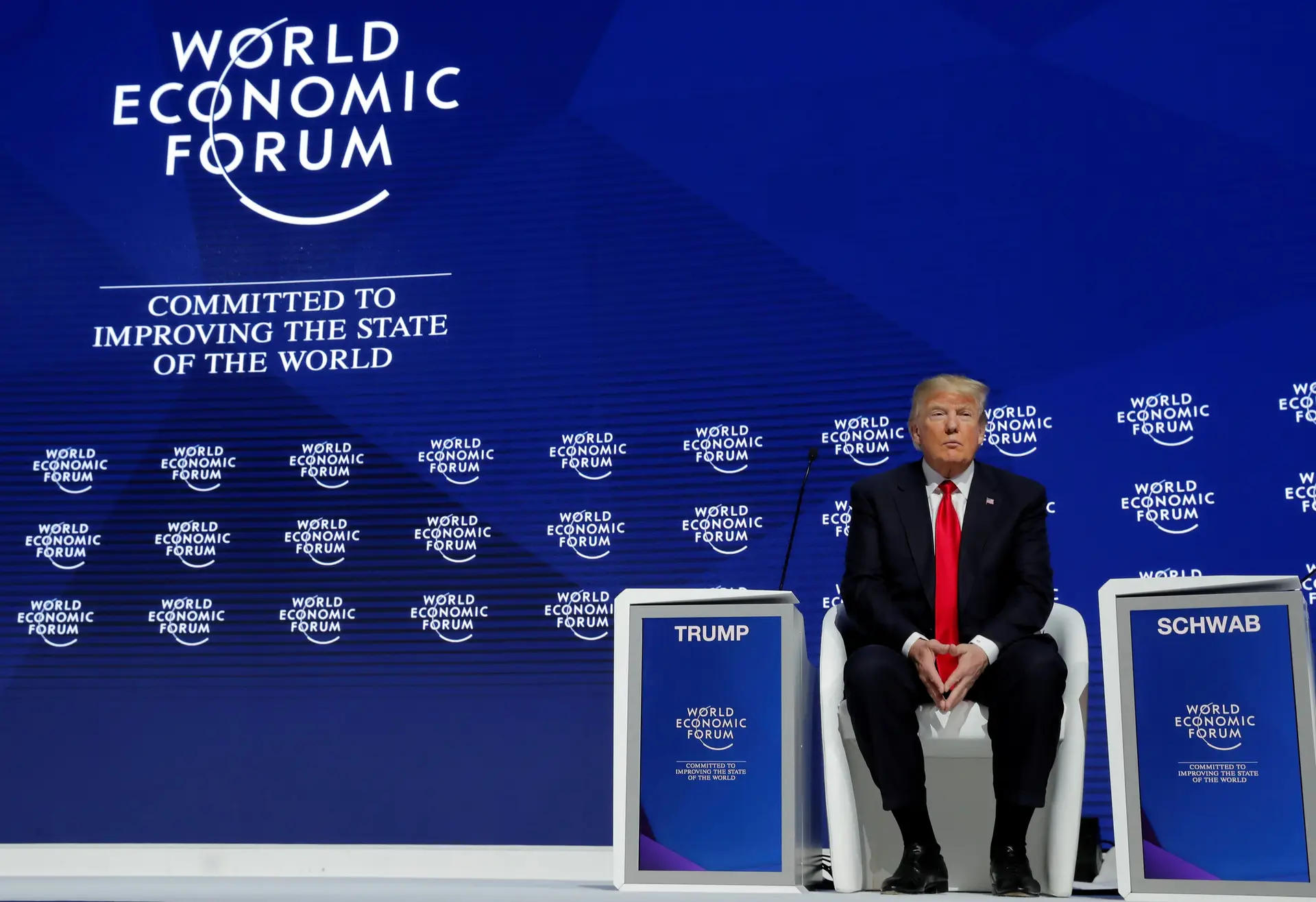 O Presidente dos Estados Unidos, Donald Trump, aguarda o momento em que irá discursar no Fórum Económico Mundial, em Davos. Foi assobiado no final, após ter feito mais um ataque contra a imprensa.