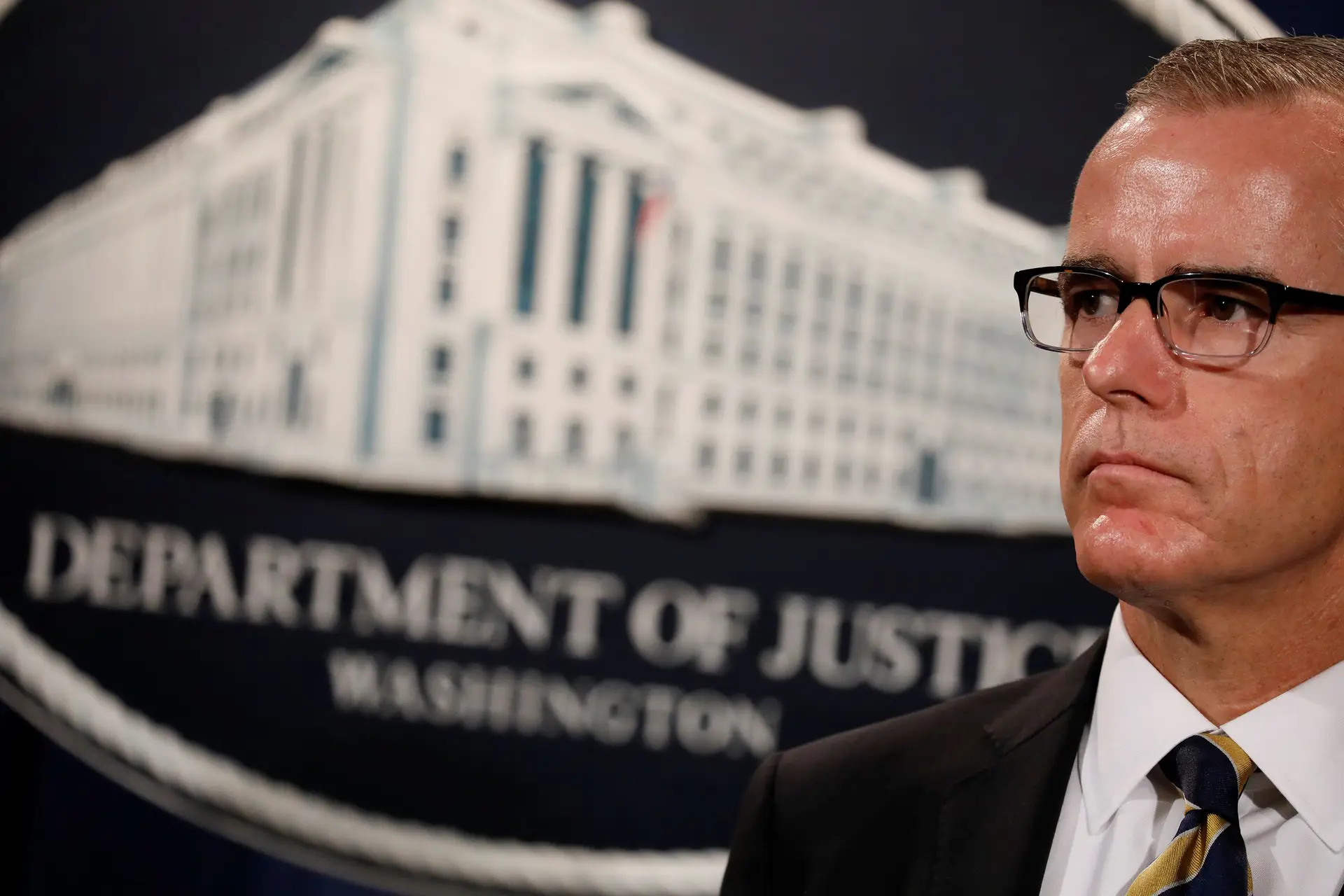Número dois do FBI abandona cargo após ser criticado por Trump