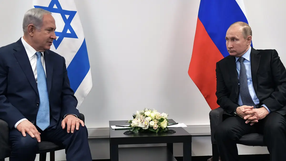 O Presidente da Rússia, Vladimir Putin (à direita), e o Primeiro-Ministro de Israel, Benjamin Netanyahu (à esquerda), participam numa reunião no Museu Judaico e Centro de Tolerância, em Moscovo, Rússia, a 29 de janeiro de 2018.