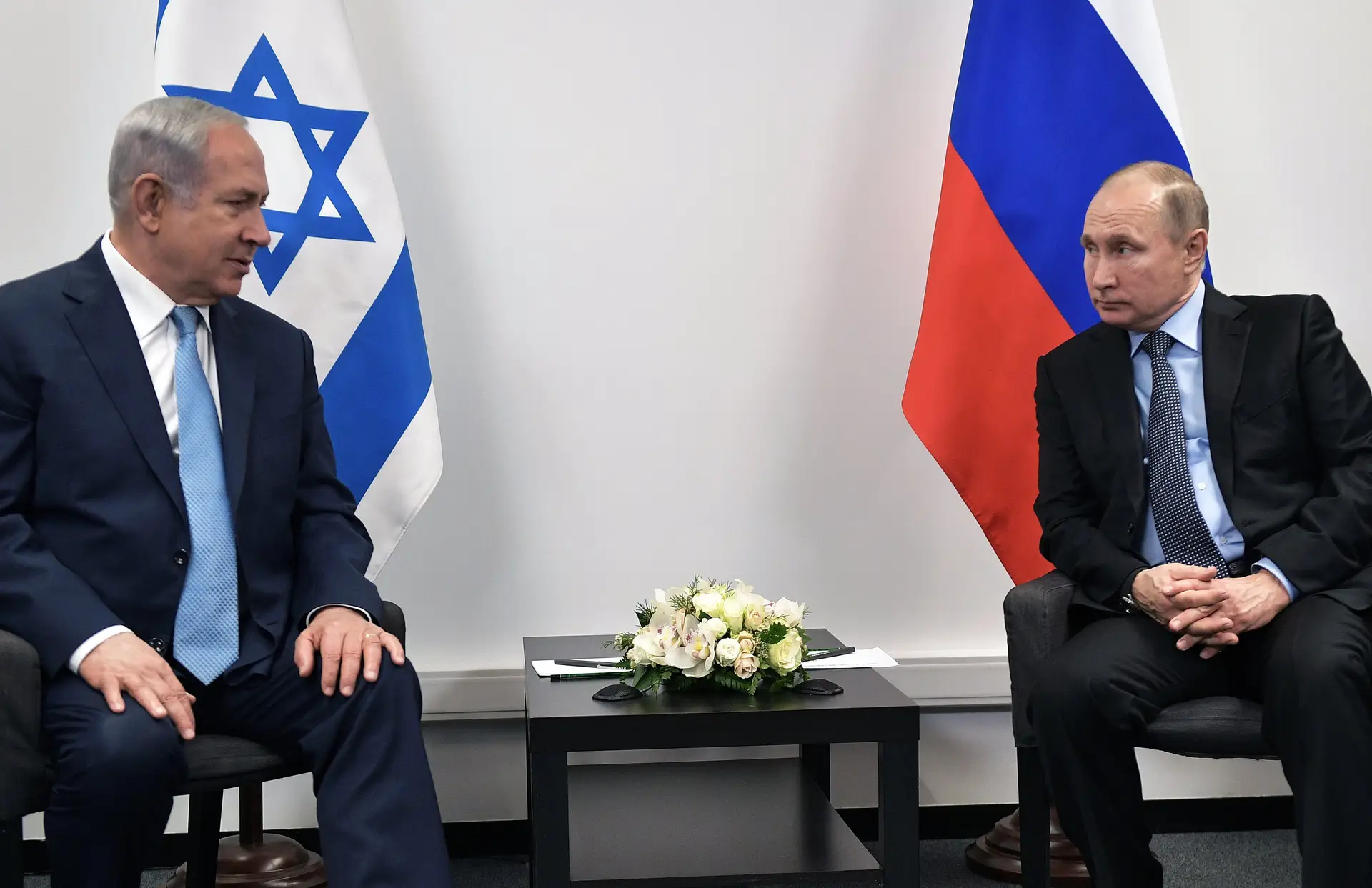 O Presidente da Rússia, Vladimir Putin (à direita), e o Primeiro-Ministro de Israel, Benjamin Netanyahu (à esquerda), participam numa reunião no Museu Judaico e Centro de Tolerância, em Moscovo, Rússia, a 29 de janeiro de 2018.