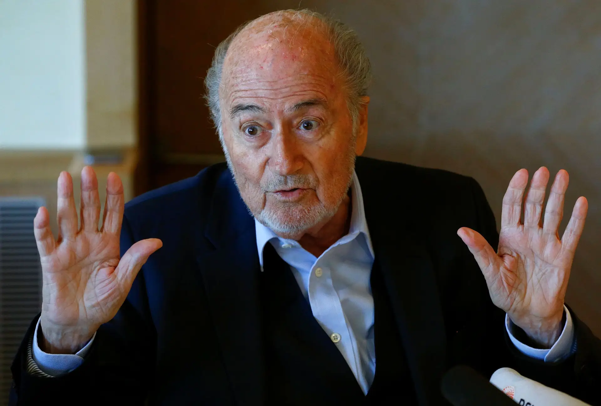 Blatter estuda ações legais para contestar suspensão de seis anos