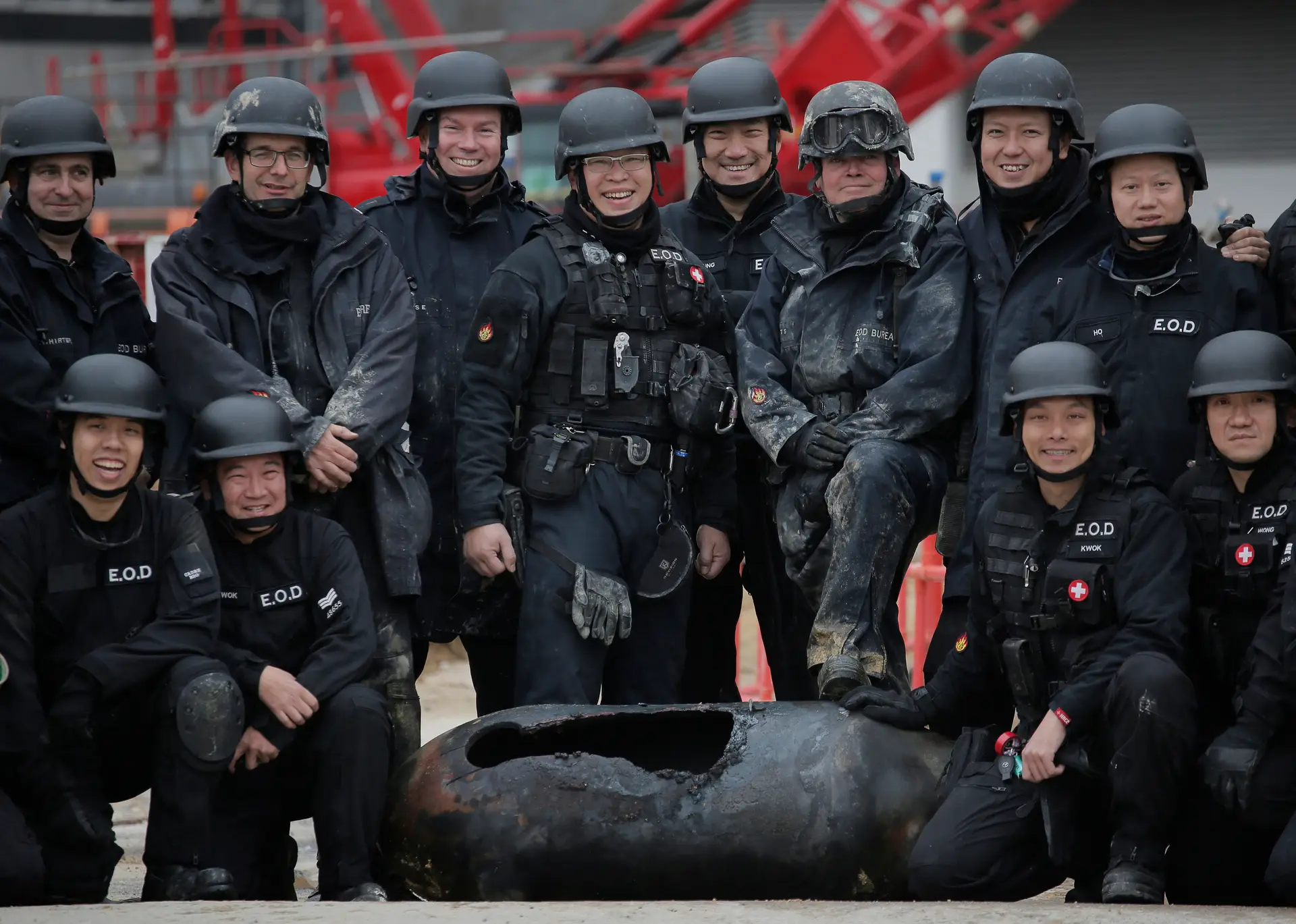 A polícia trabalhou toda a noite para neutralizar a bomba da II Guerra Mundial por explodir no centro financeiro de de Hong Kong.