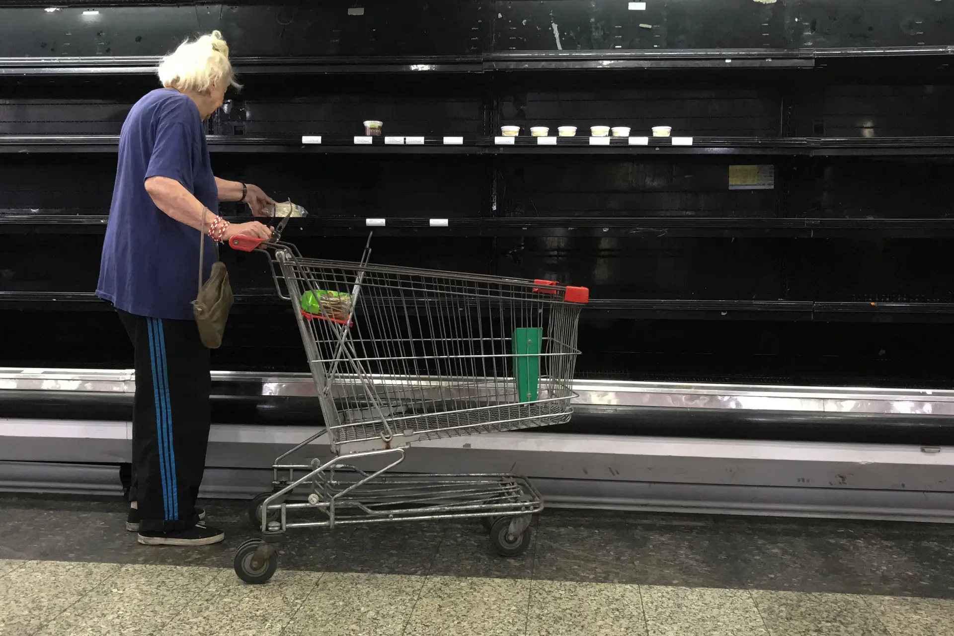 supermercado quase vazio na Caracas.