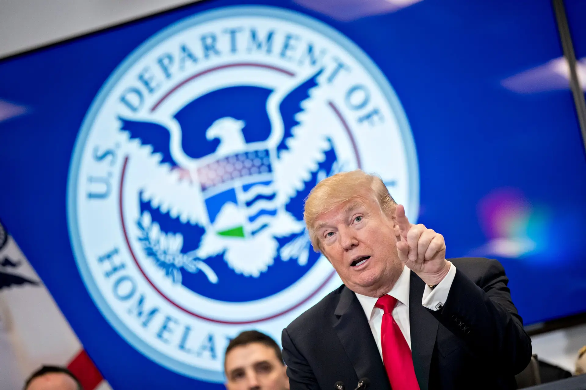 Trump diz que relatório afasta "conluio ou obstrução" ao inquérito russo