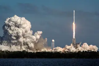 Especialistas russos elogiam lançamento de Falcon Heavy