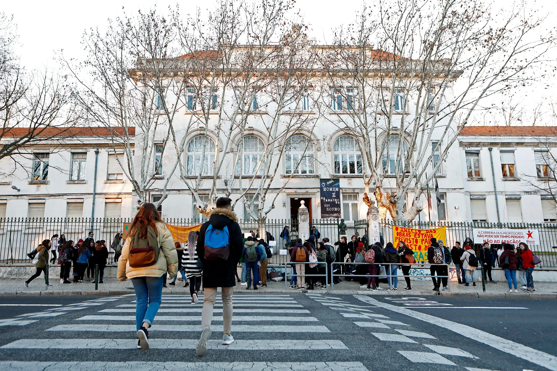 Alunos realizam marcha para exigir obras no antigo Liceu Camões em Lisboa