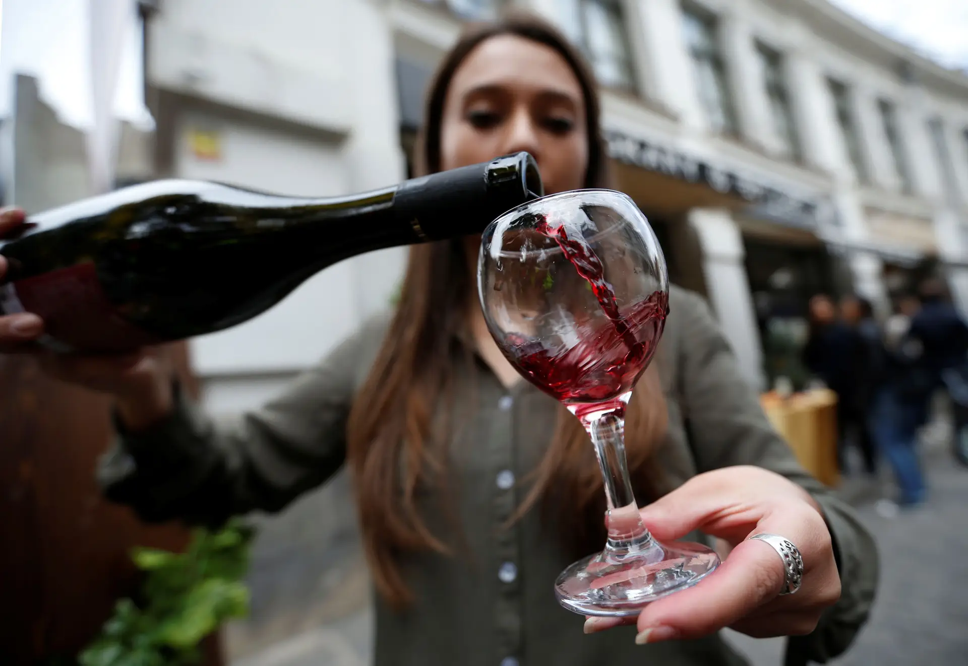 Aumenta o consumo de álcool e canábis por mulheres e idosos