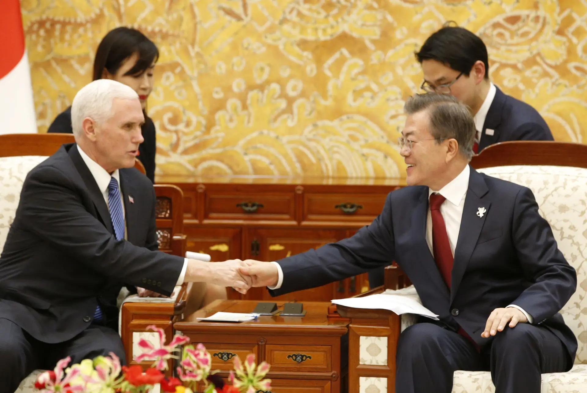 Mike Pence, vice-presidente dos EUA, com Moon Jae-in, Presidente da Coreia do Sul