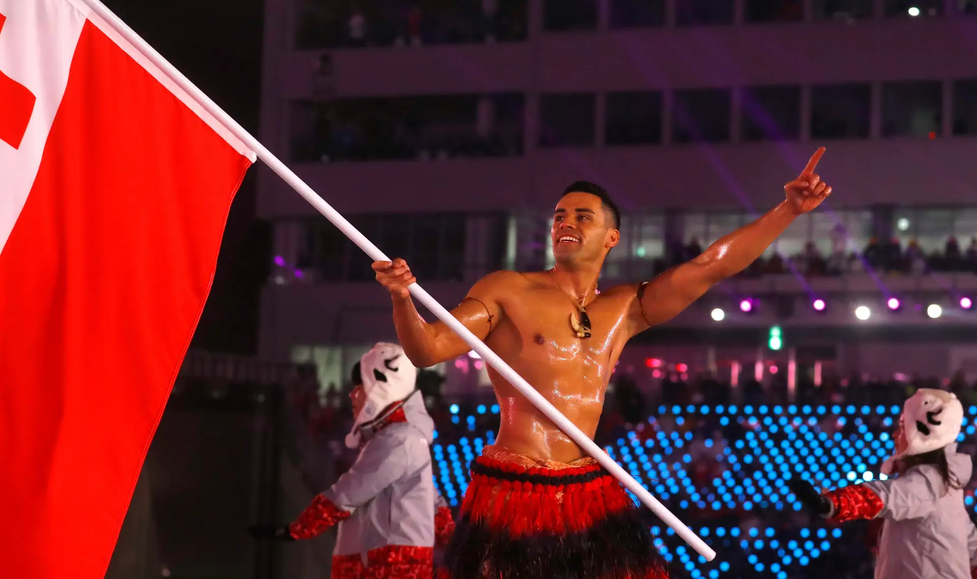 "Não vou congelar. Eu sou de Tonga. Navegamos pelo Pacífico. Isto não é nada. É um pouco mais quente estar no Rio do que aqui, mas quando se consegue representar o país é sempre um bom momento", disse o porta-estandarte de Tonga, aos canais de comunicação de PyeongChang2018.