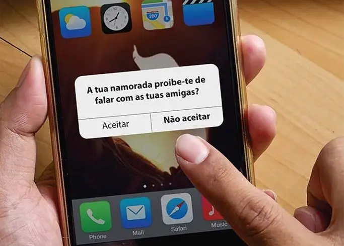 "A tua namorada proíbe-te de falar com as tuas amigas?" Nova campanha contra violência no namoro