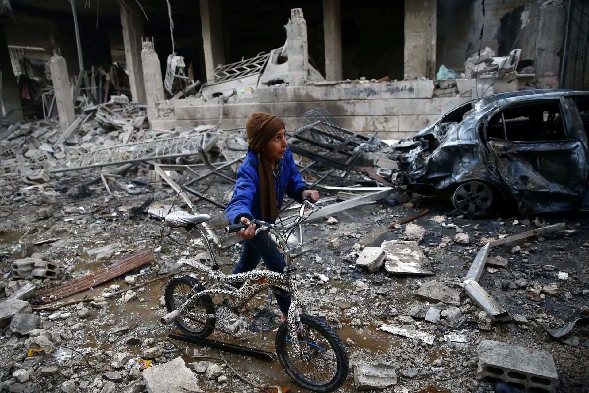 Ghouta Oriental, Síria, após mais um bombardeamento, 6 de janeiro de 2018.