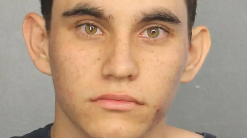 Nikolas Cruz de 19 anos tinha comprado a espingarda AR-15 com que atirou sobre os alunos