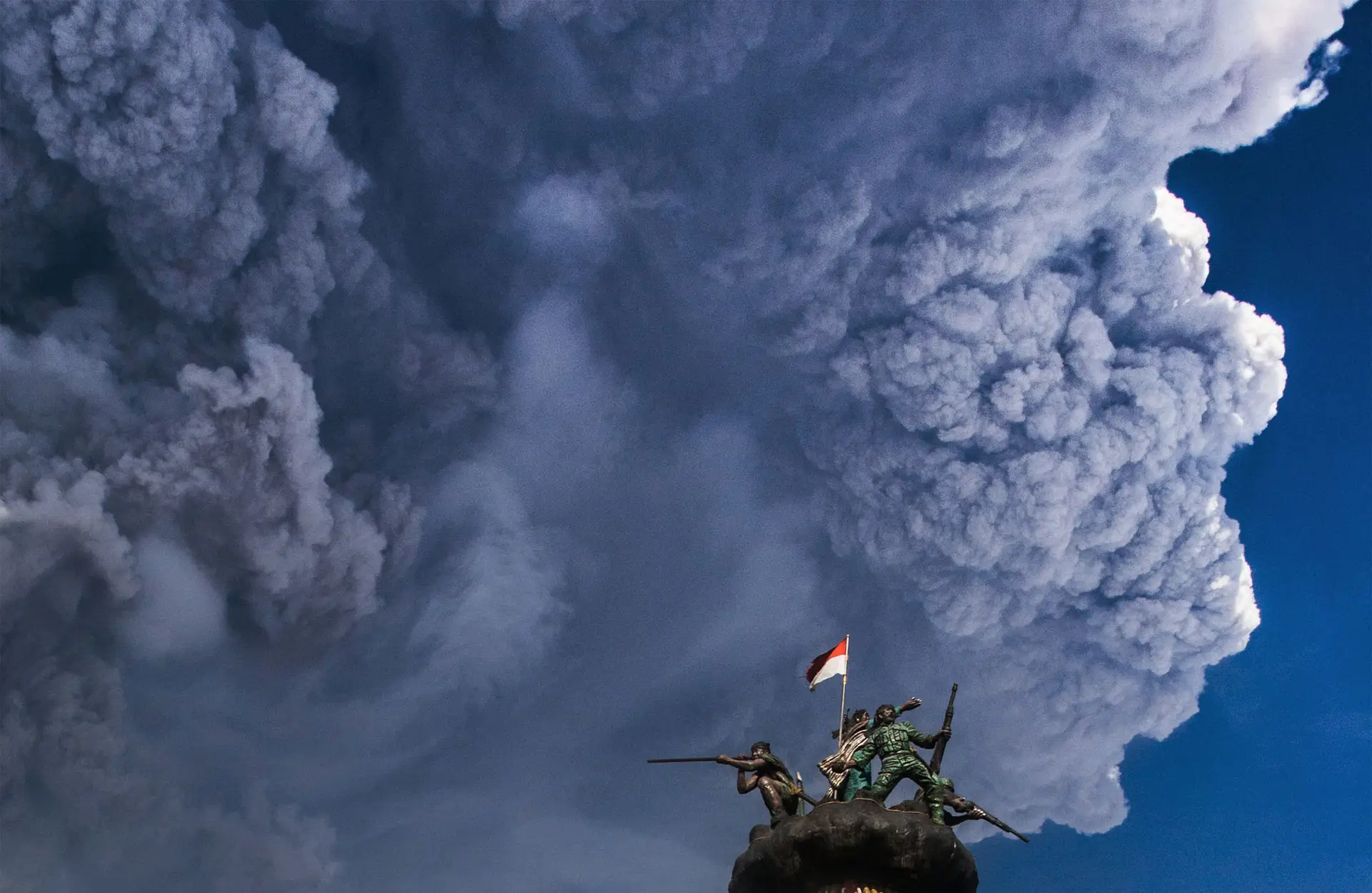 Vulcão indonésio Sinabung expele coluna de fumo e cinzas até 5 km de altitude