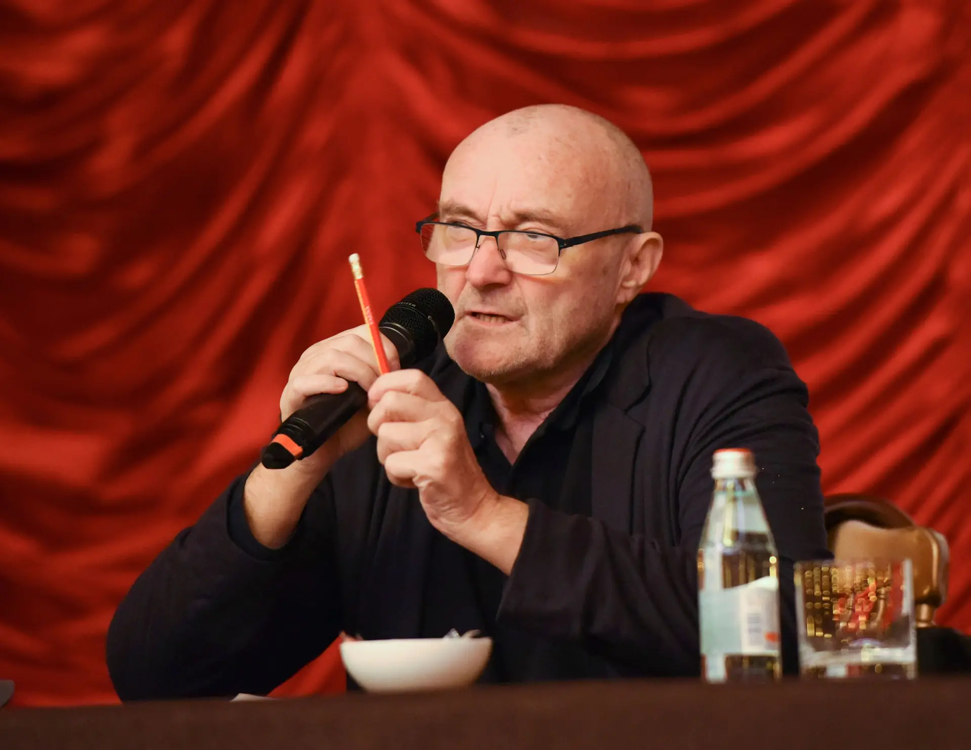 Phil Collins detido no Brasil por falta de visto de trabalho