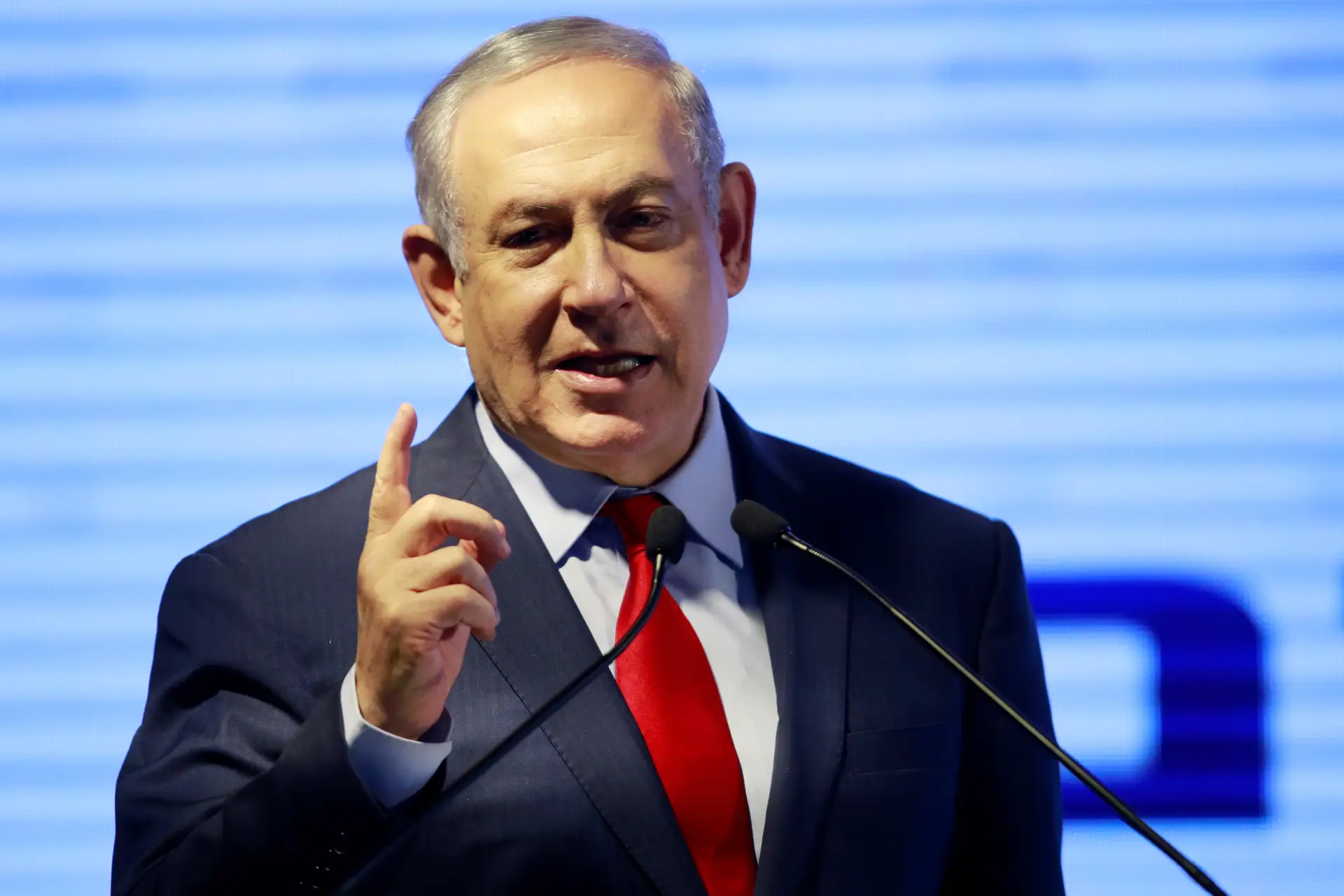 Primeiro-ministro israelita acusa Mahmud Abbas de pagar "a terroristas"