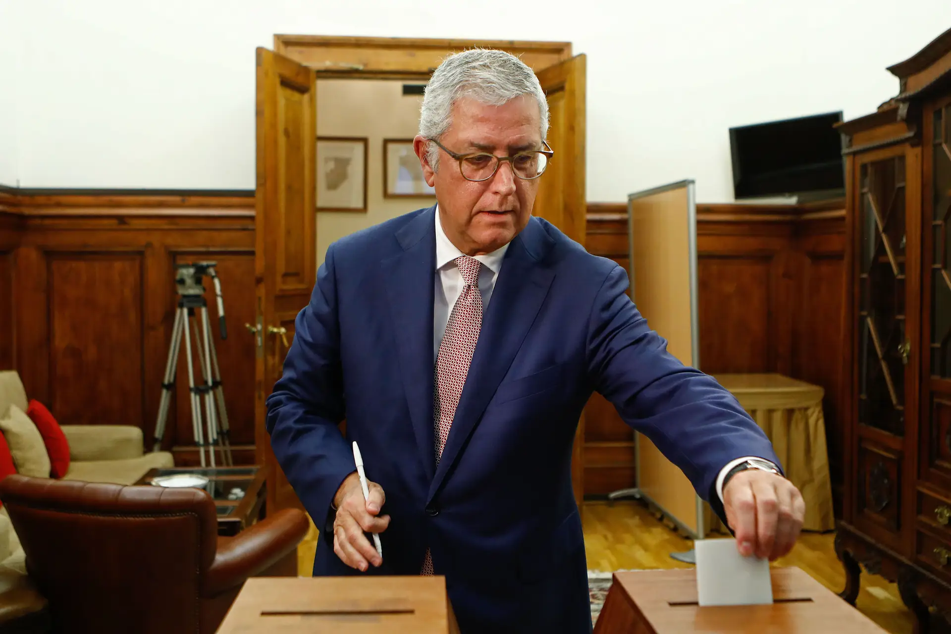 Negrão eleito líder parlamentar do PSD com apenas 39,7% dos votos