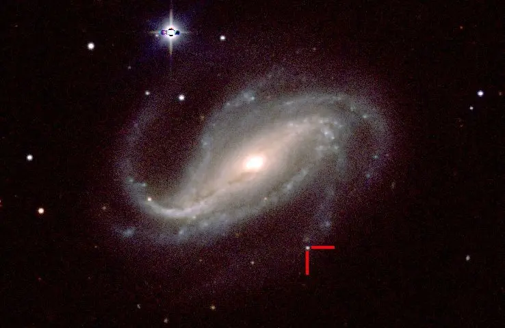 Supernova 2016gkg (indicada pelas barras vermelhas) na galáxia NGC 613