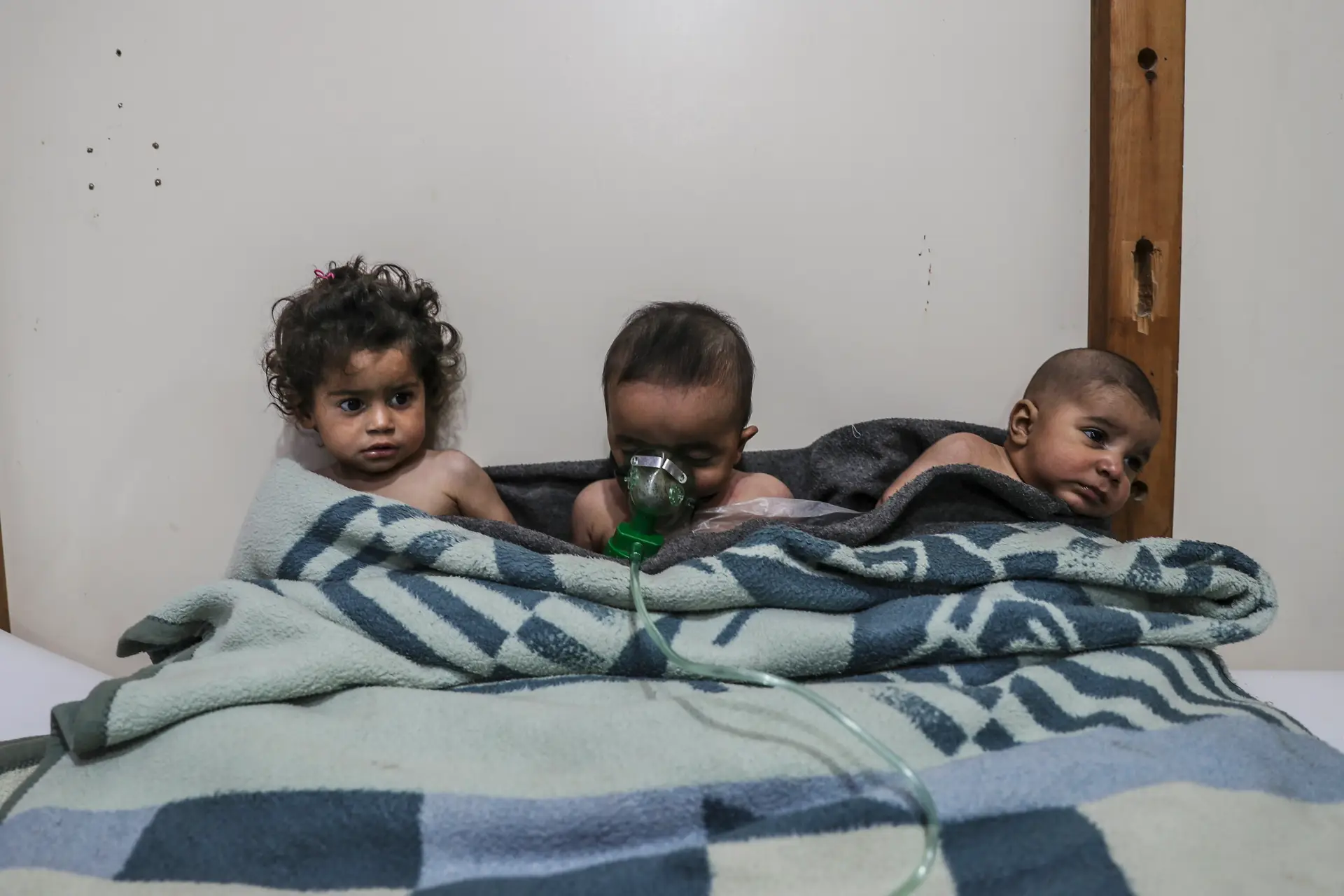 Crianças vítimas de um alegado ataque com gás em Ghouta, na Síria