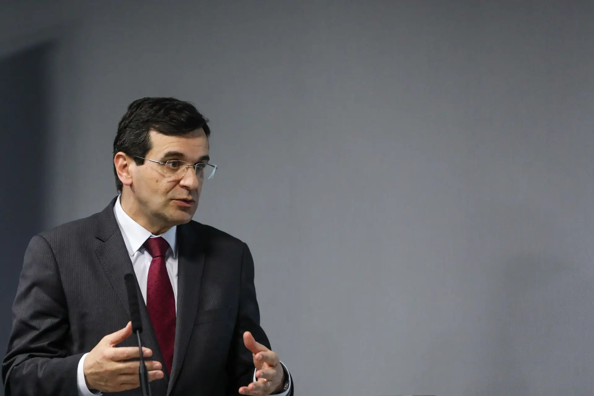 Reuniões de responsáveis hospitalares só com as Finanças é normal, diz ministro da Saúde