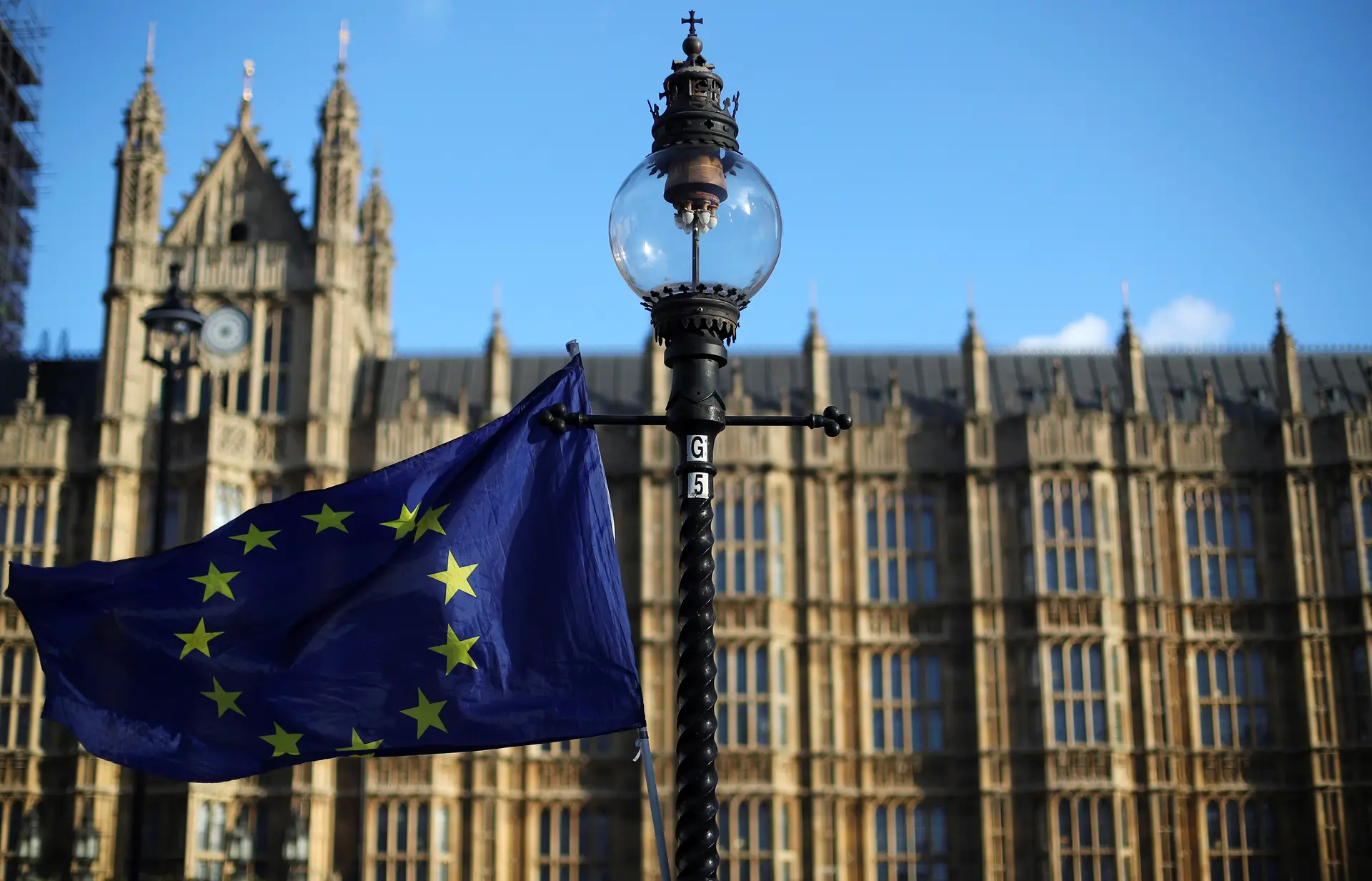 UE pressiona Londres a acelerar o Brexit, Irlanda do Norte provoca fricções