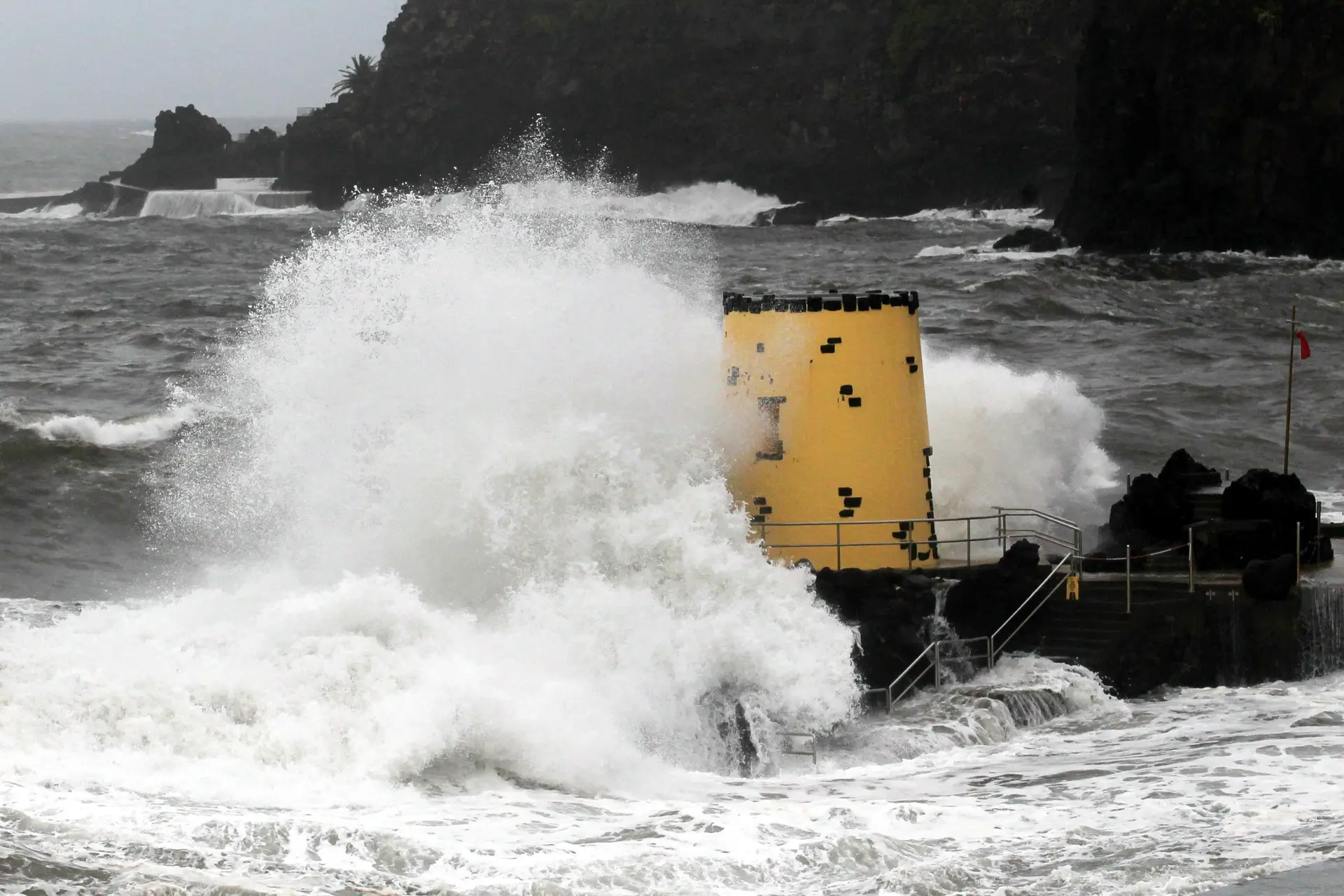 Capitania emite avisos de mau tempo e vento forte para o mar da Madeira