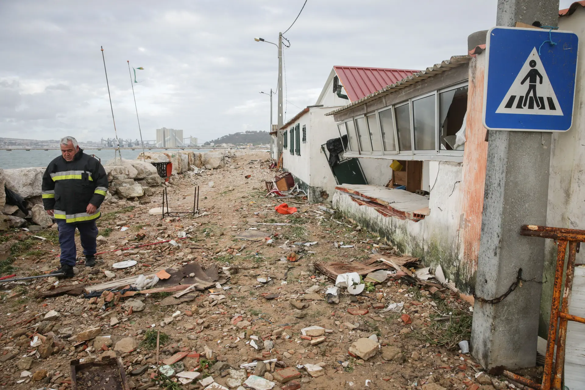 Autoridades permanecem vigilantes em Almada devido a nova preia-mar