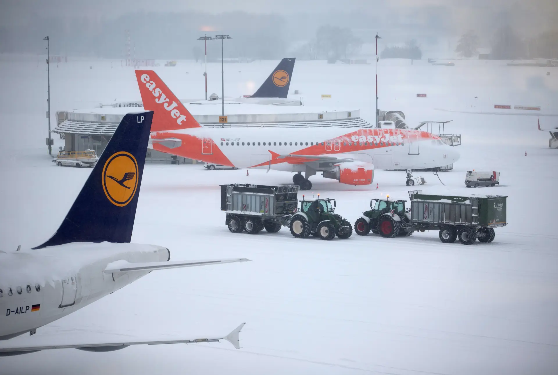 Aeroporto de Genebra, na Suíça, coberto de neve.