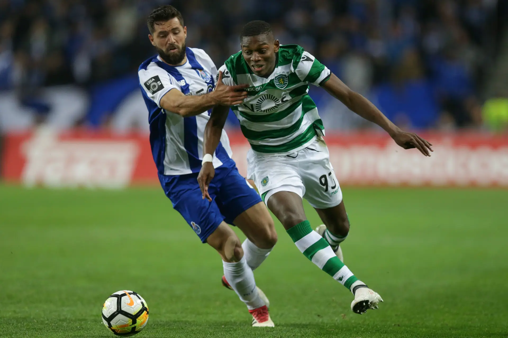 Rafael Leão disputa a bola com Felipe no jogo da I Liga, disputado no início de março.