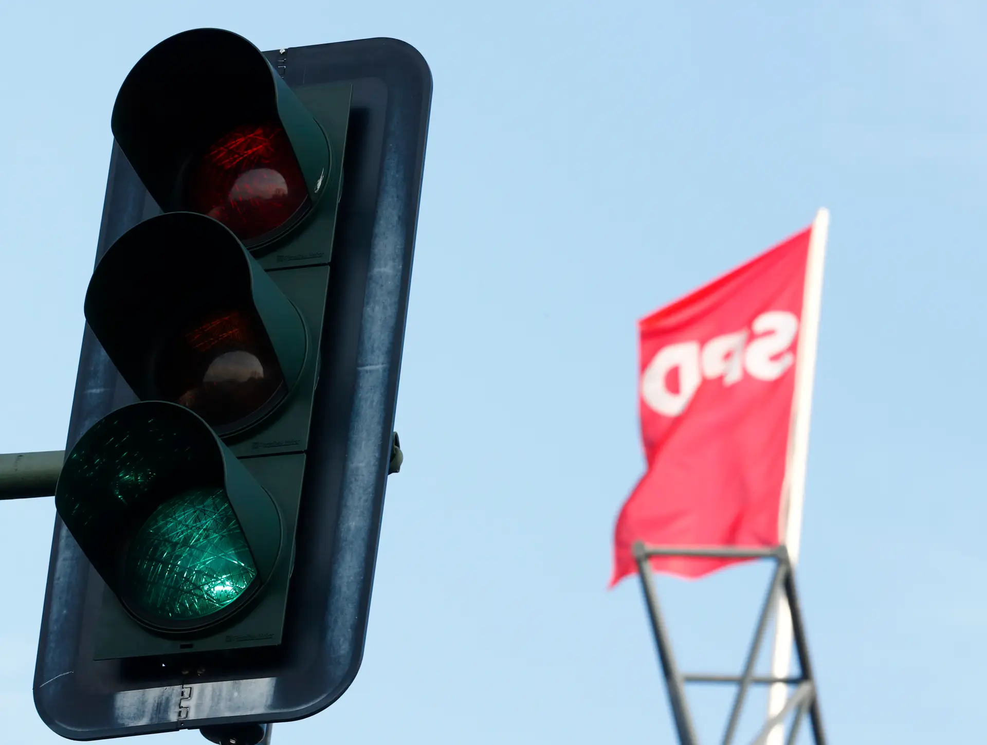 Críticos do SPD à grande coligação com Merkel assumem derrota
