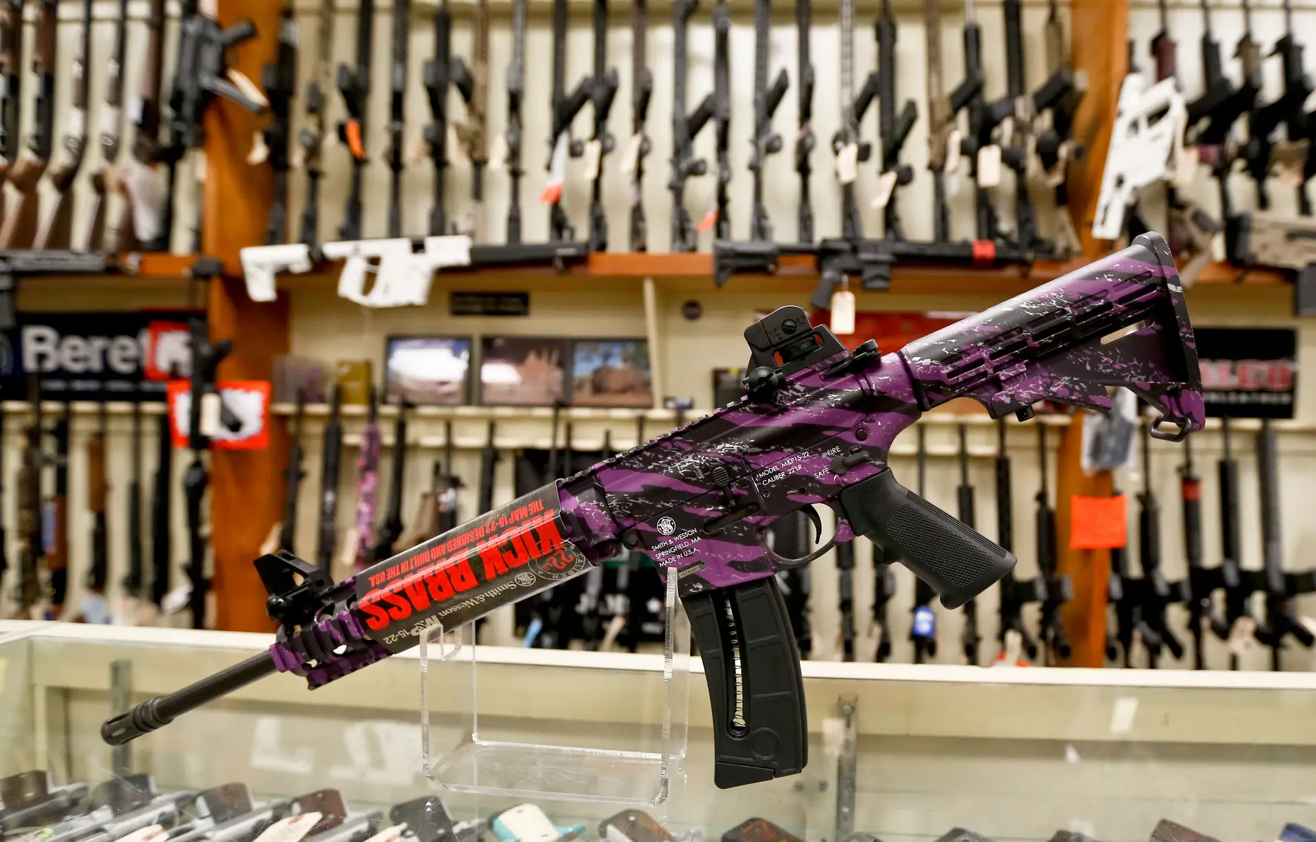 Democrata norte-americano admite que vendeu alma ao diabo ao alinhar com lóbi das armas