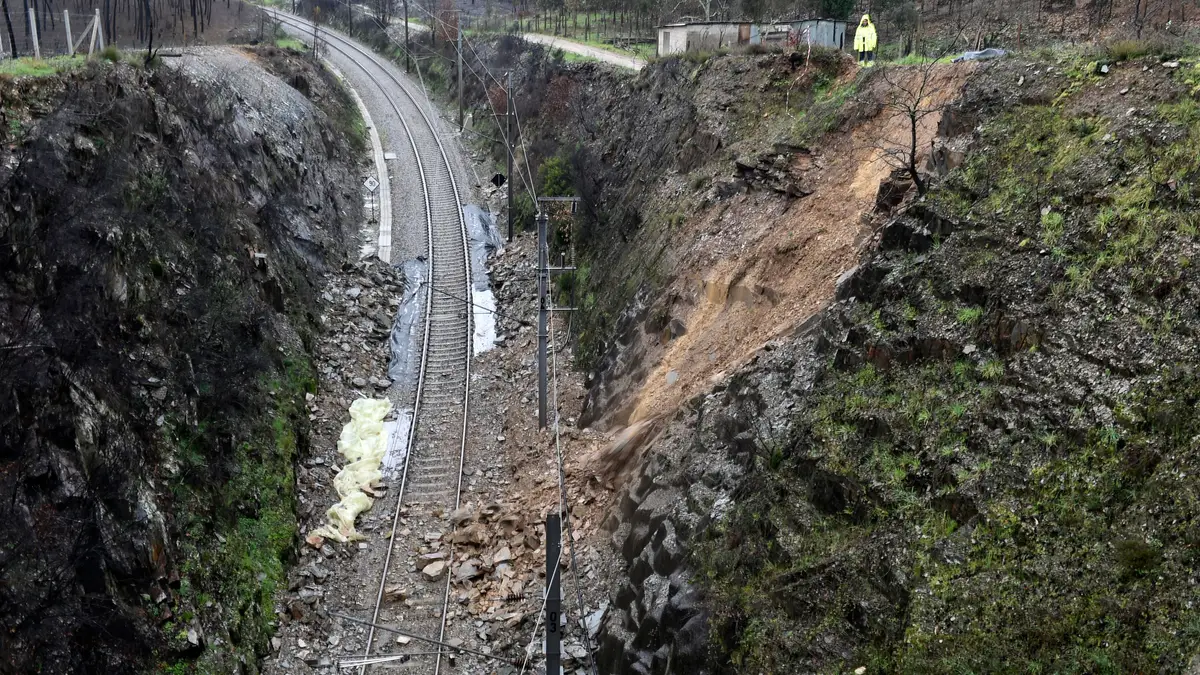 Um novo deslizamento de terras às 08:00 junto ao túnel do Caval, em Mortágua, obrigou a novo corte da Linha da Beira Alta. Depois de feita a remoção de pedras e terra, a situação está normalizada e foi reaberta a circulação.