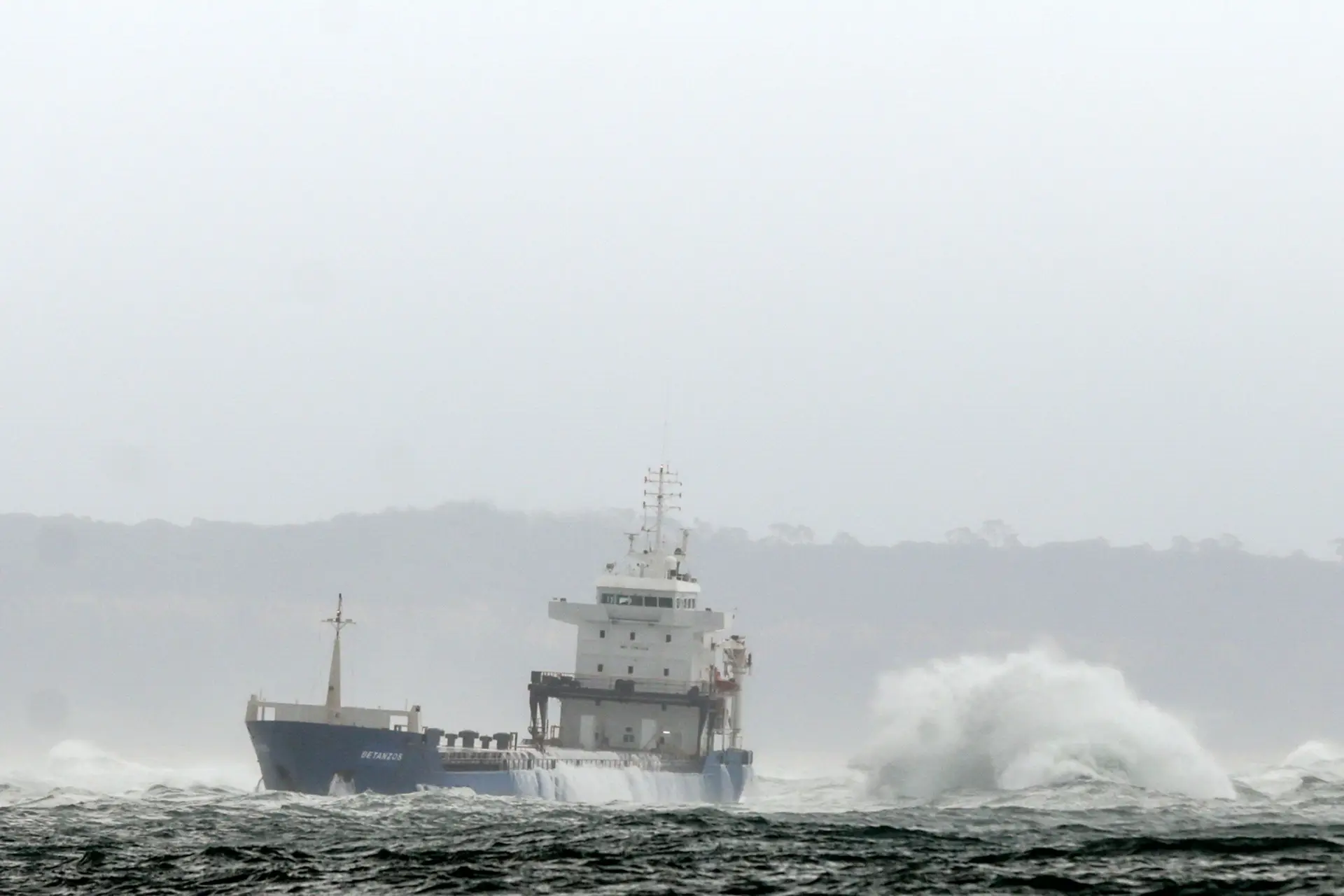 Helicóptero resgatou tripulação de cargueiro encalhado na foz do Tejo