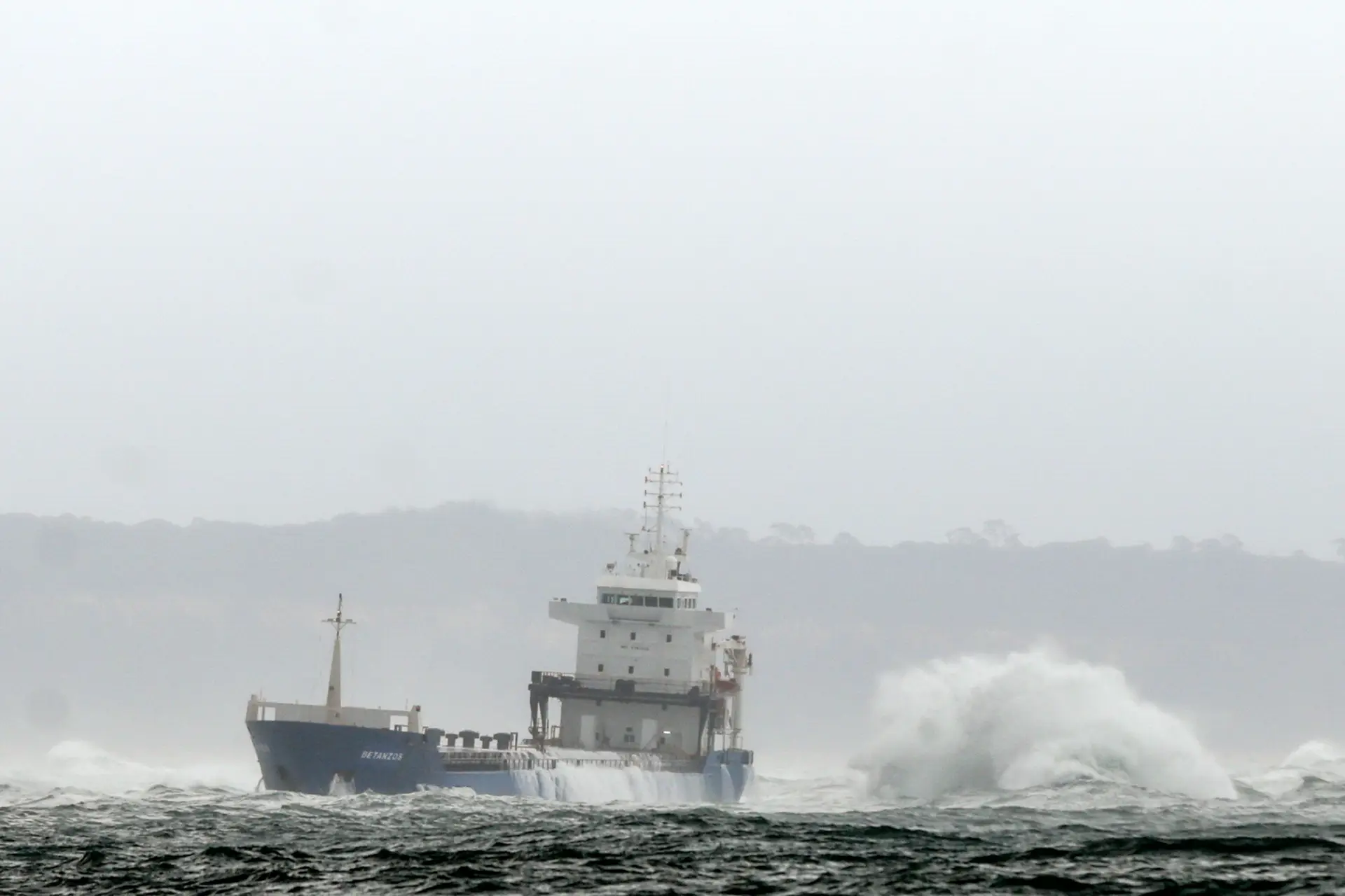 Nova tentativa para rebocar navio encalhado no Tejo ao final da tarde