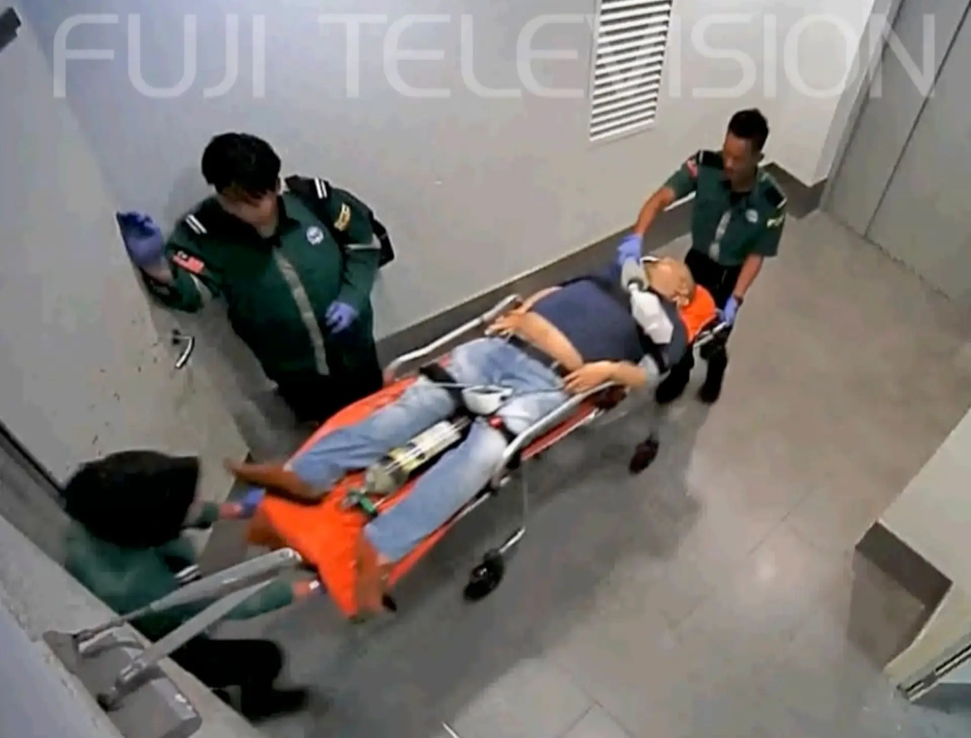 Kim Jong Nam, meio irmão do líder norte-coreano Kim Jong Un, a ser transportado de maca no aeroporto internacional de Kuala Lumpur, em Sepang, na Malásia, a 13 de fevereiro de 2017. A imagem da câmara de segurança do aeroporto foi divulgada em exclusivo pela TV japonesa Fuji no dia 8 de outubro de 2017.