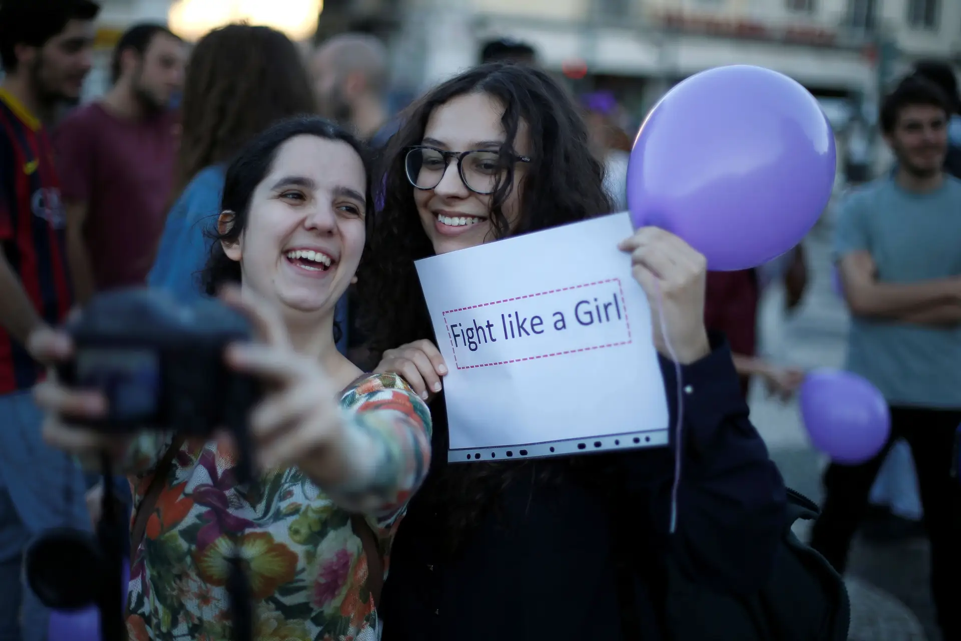 Duas mulheres a tirarem uma fotografia no Dia Internacional da Mulher na baixa de Lisboa, 8 de março de 2017