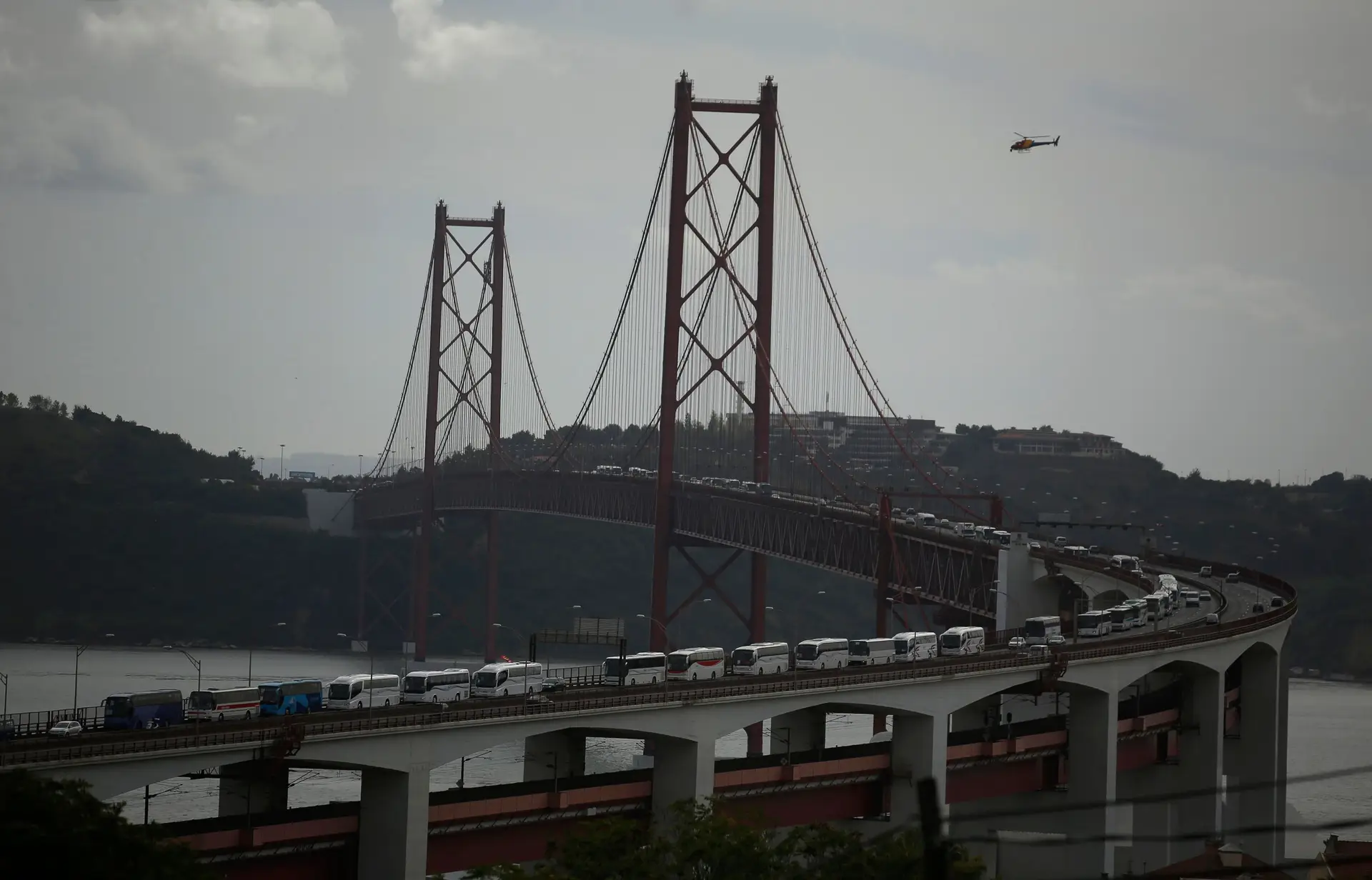 Circulação na Ponte 25 de Abril interditada a veículos pesados com lona e ciclomotores