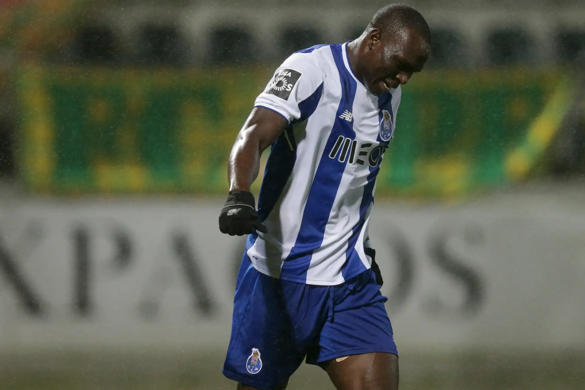 Aboubakar contrai microrrotura na coxa esquerda durante treino do FC Porto